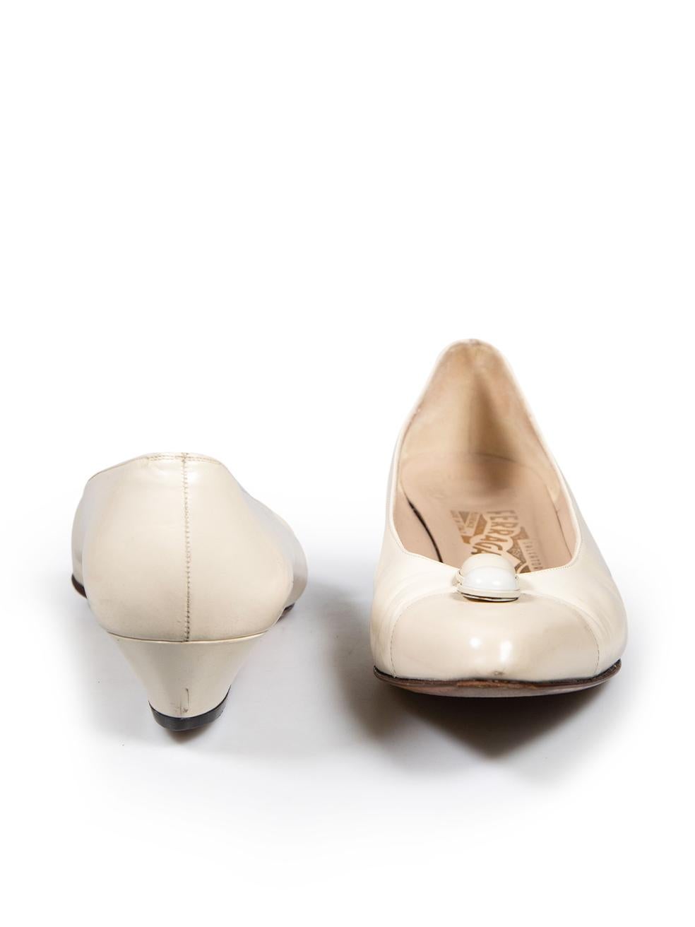 Salvatore Ferragamo Ecrufarbene spitz zulaufende flache Schuhe aus Leder Größe US 9,5 im Zustand „Gut“ im Angebot in London, GB