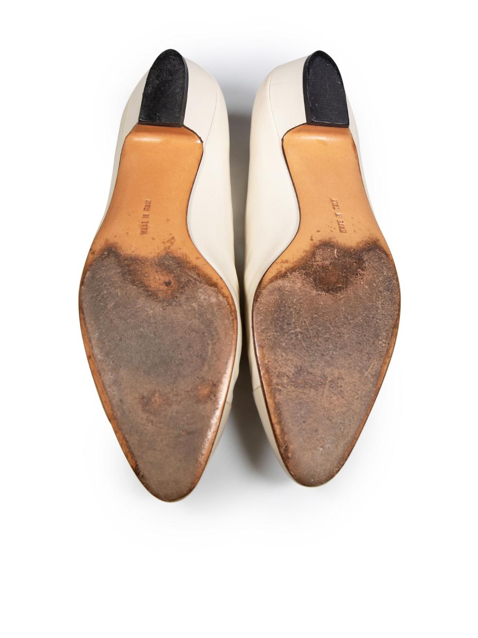 Salvatore Ferragamo Ecrufarbene spitz zulaufende flache Schuhe aus Leder Größe US 9,5 Damen im Angebot