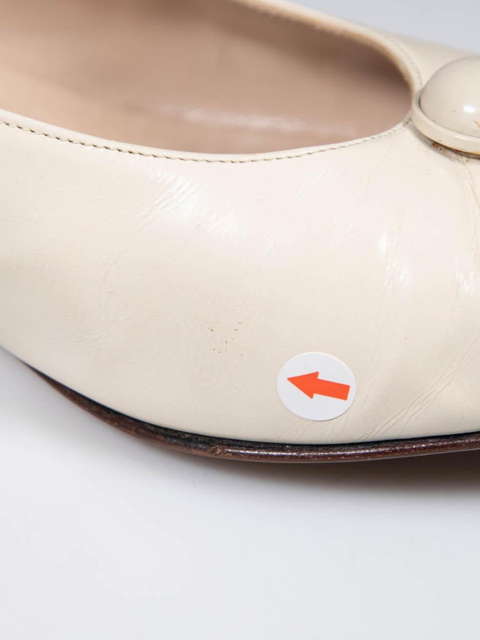 Salvatore Ferragamo Ecrufarbene spitz zulaufende flache Schuhe aus Leder Größe US 9,5 im Angebot 3