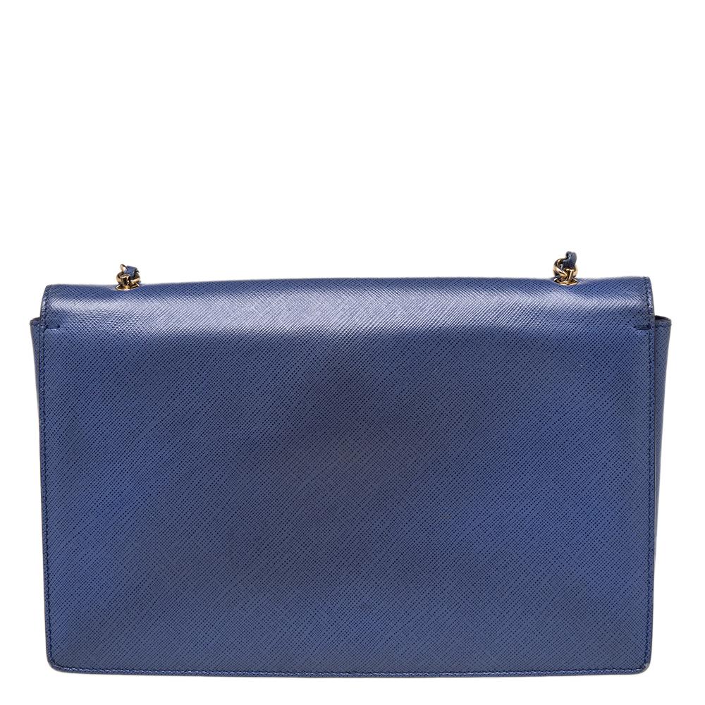 This Ginny bag by Salvatore Ferragamo brings a simple, stylish design. Crafted from leather, it features a classy electric blue shade, a leather woven chain, and a satin interior sized perfectly to hold your little essentials. This bag is a