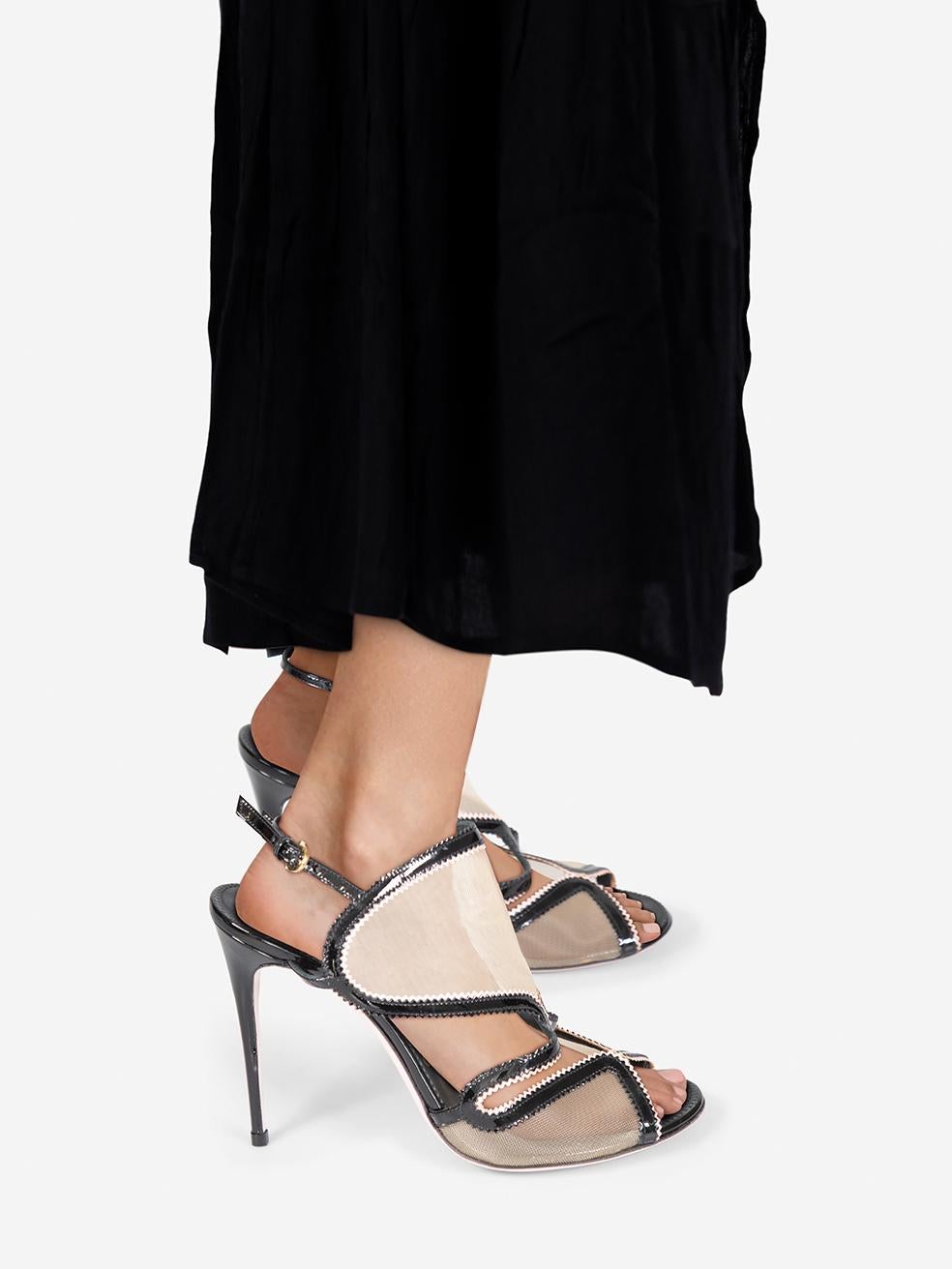 La condizione è che non è mai stato indossato. Questo nuovo articolo di rivendita di Salvatore Ferragamo non presenta alcun segno di usura visibile sulle scarpe. A causa della cattiva conservazione, c'è una piccola abrasione sul tallone sinistro.
 
