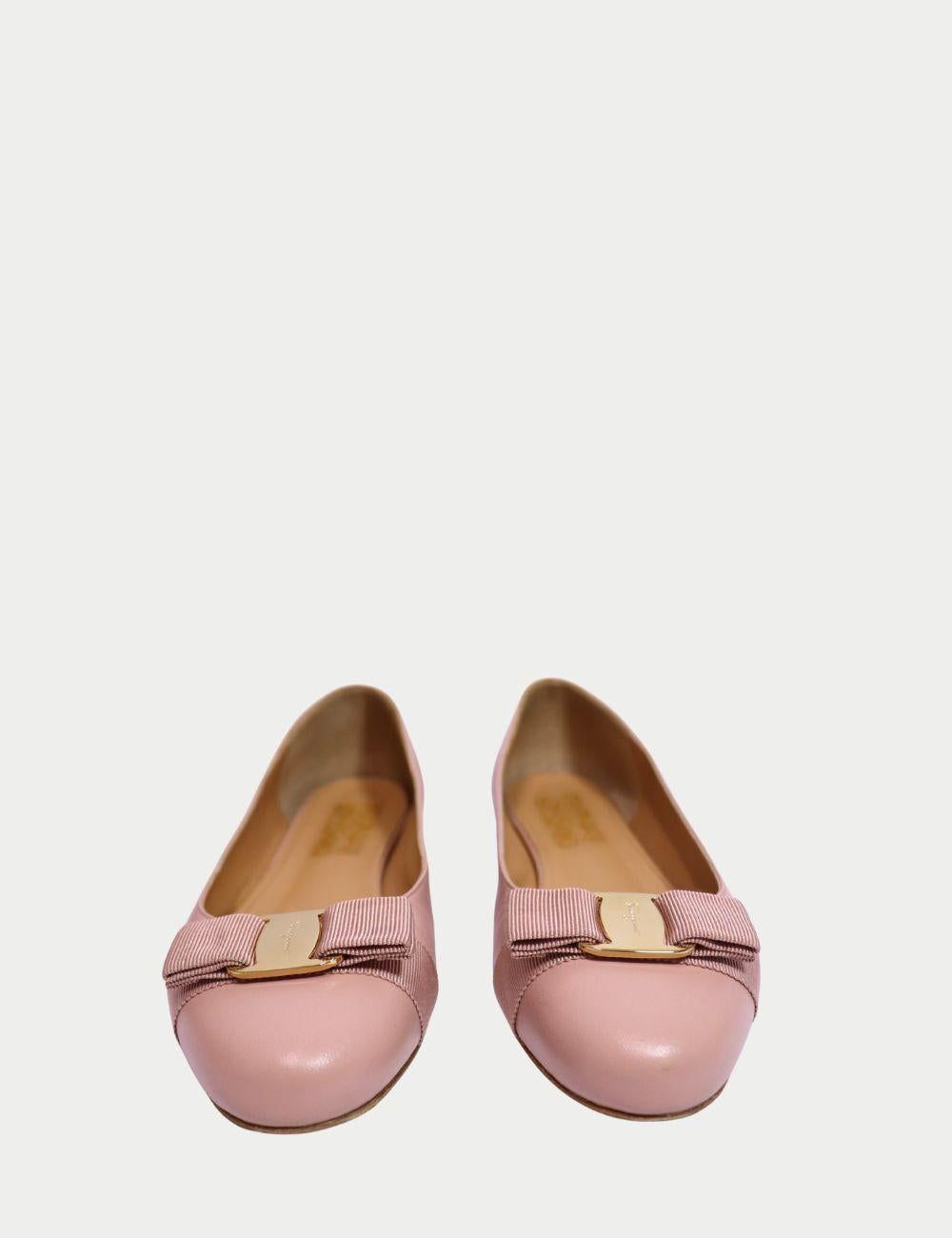 Bailarinas de piel Varina rosa Salvatore Ferragamo


Entra en la elegancia atemporal con estas bailarinas Varina de Salvatore Ferragamo en un romántico rosa rubor. Confeccionadas en Italia con piel lisa, estas emblemáticas bailarinas llevan el