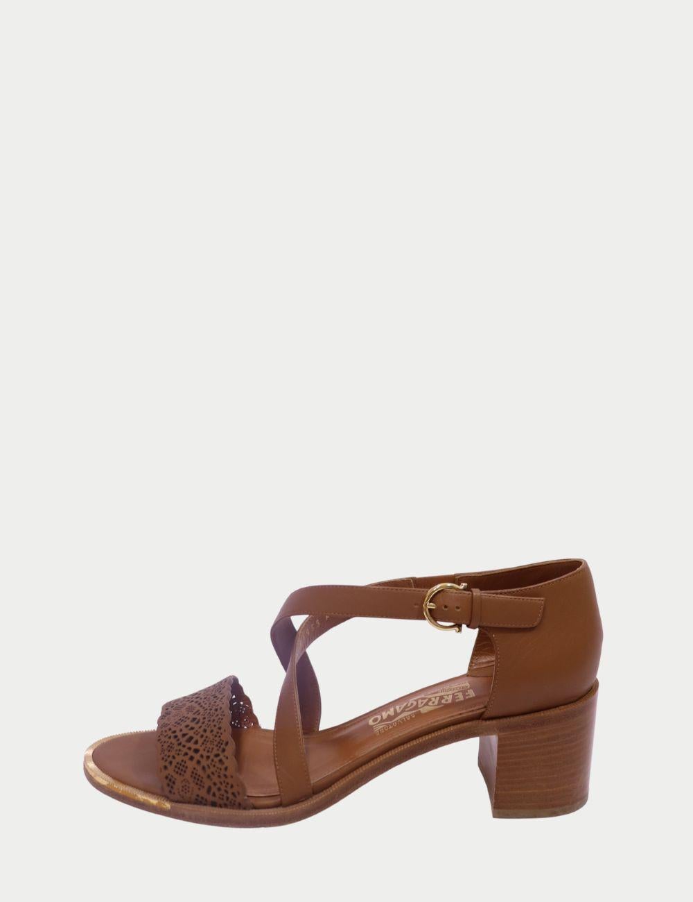 Salvatore Ferragamo Sandalias de tacón bloque de piel marrón con detalle de corte láser

Eleva tu elegancia diaria con estas sandalias Salvatore Ferragamo de piel marrón, elaboradas con un refinado diseño italiano y una comodidad atemporal. Con