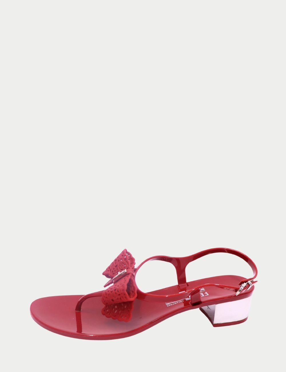 Salvatore Ferragamo Rote Jelly-Sandalen mit Spitzenschleife

Verleihen Sie Ihrer Sommergarderobe einen verspielten und zugleich eleganten Touch mit diesen roten Jelly-Sandalen von Salvatore Ferragamo, die mit der für die Marke typischen