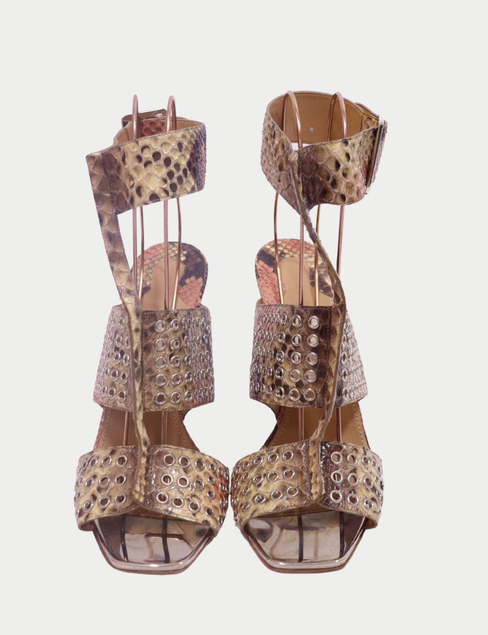 Salvatore Ferragamo Zapatos de tacón con ojales y estampado de animales

Marca tendencia con estos zapatos de tacón con estampado animal de Salvatore Ferragamo, fabricados en lujosa piel con efecto pitón. Con una atrevida silueta enjaulada con