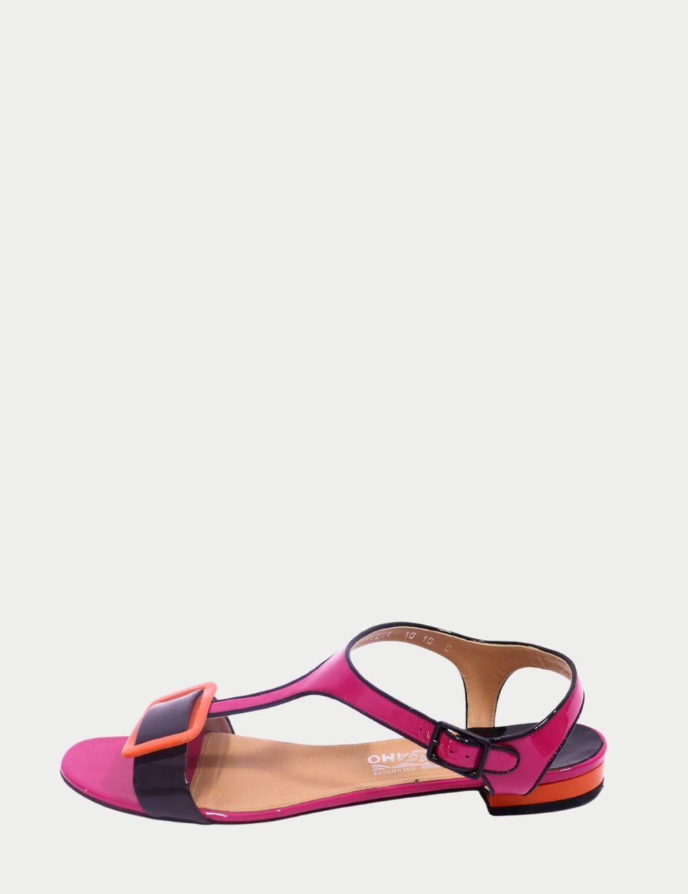 Salvatore Ferragamo Sandales en cuir verni multicolores

Adoptez un style estival audacieux avec ces sandales multicolores Salvatore Ferragamo, fabriquées en cuir verni brillant dans des tons vibrants de rose vif, d'orange et de violet profond.