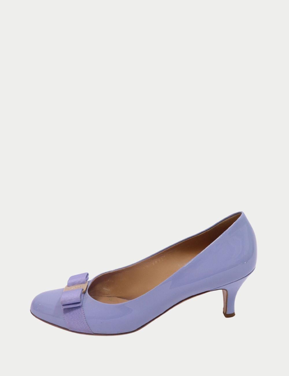 Salvatore Ferragamo Zapatos de tacón de charol azul beb�é con lazo Vara

Añade un toque de sofisticación en tonos pastel con estos zapatos de tacón Salvatore Ferragamo en charol azul bebé, con el icónico lazo de grosgrain Vara de la marca.