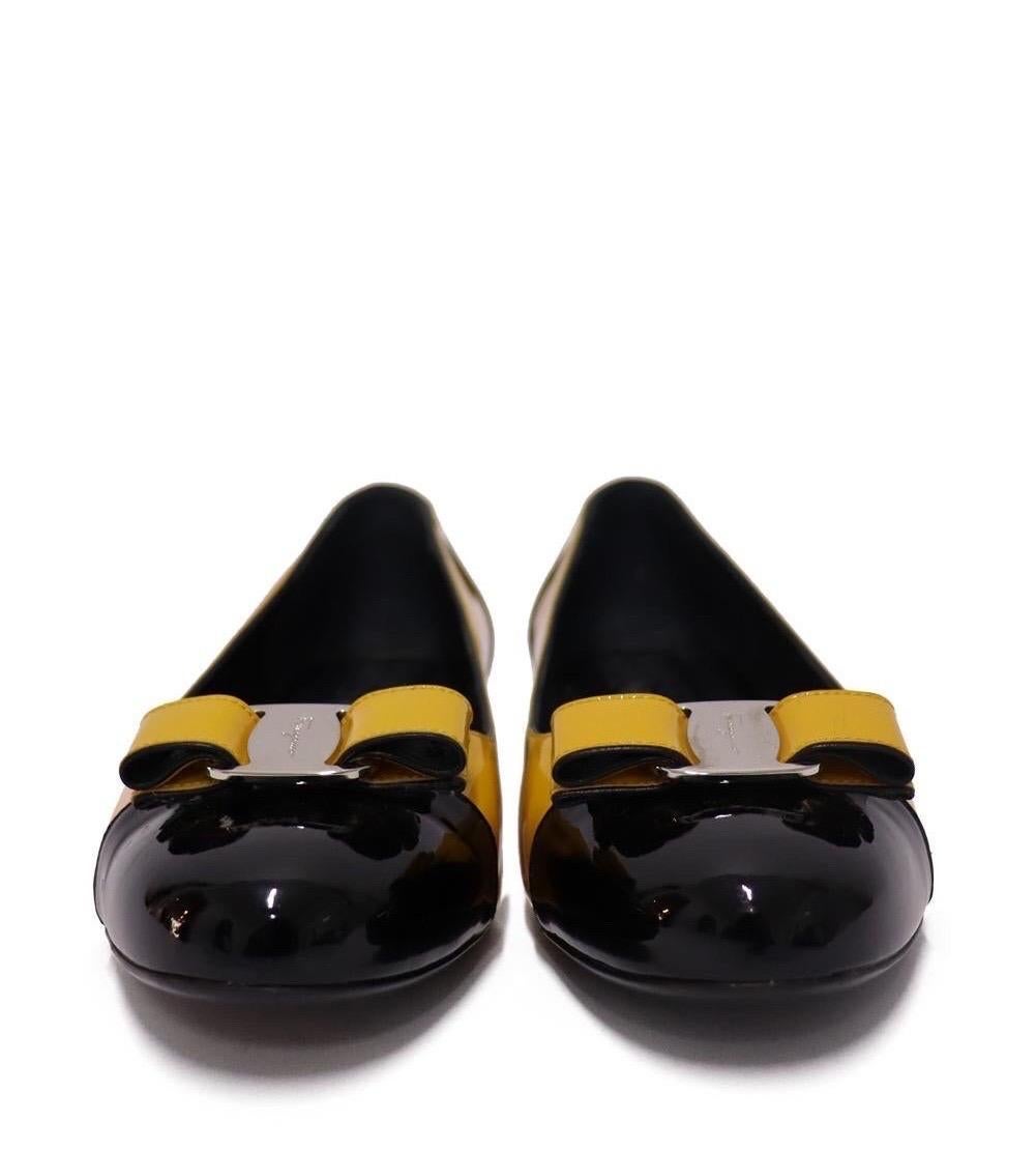 Salvatore Ferragamo Varina ballet flat, polished in patent leather with a feminine grosgrain bow.

Material: Patent Leather.
Size: EU 40.5
Overall Condition: Excellent.
Interior Condition: Signs of use.
Exterior Condition: A small stain on each pair.