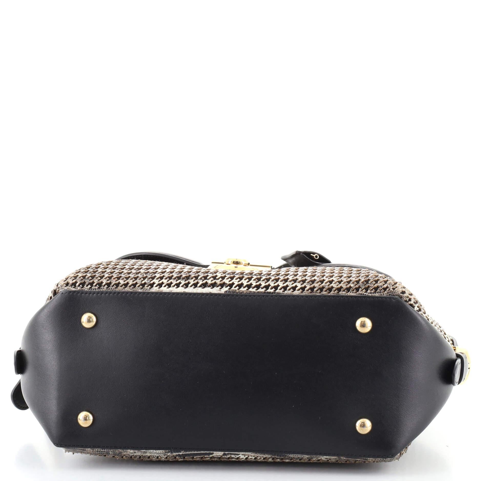 Salvatore Ferragamo Fiamma Umhängetasche aus Kalbsleder mit Perforation Medium im Zustand „Gut“ in NY, NY