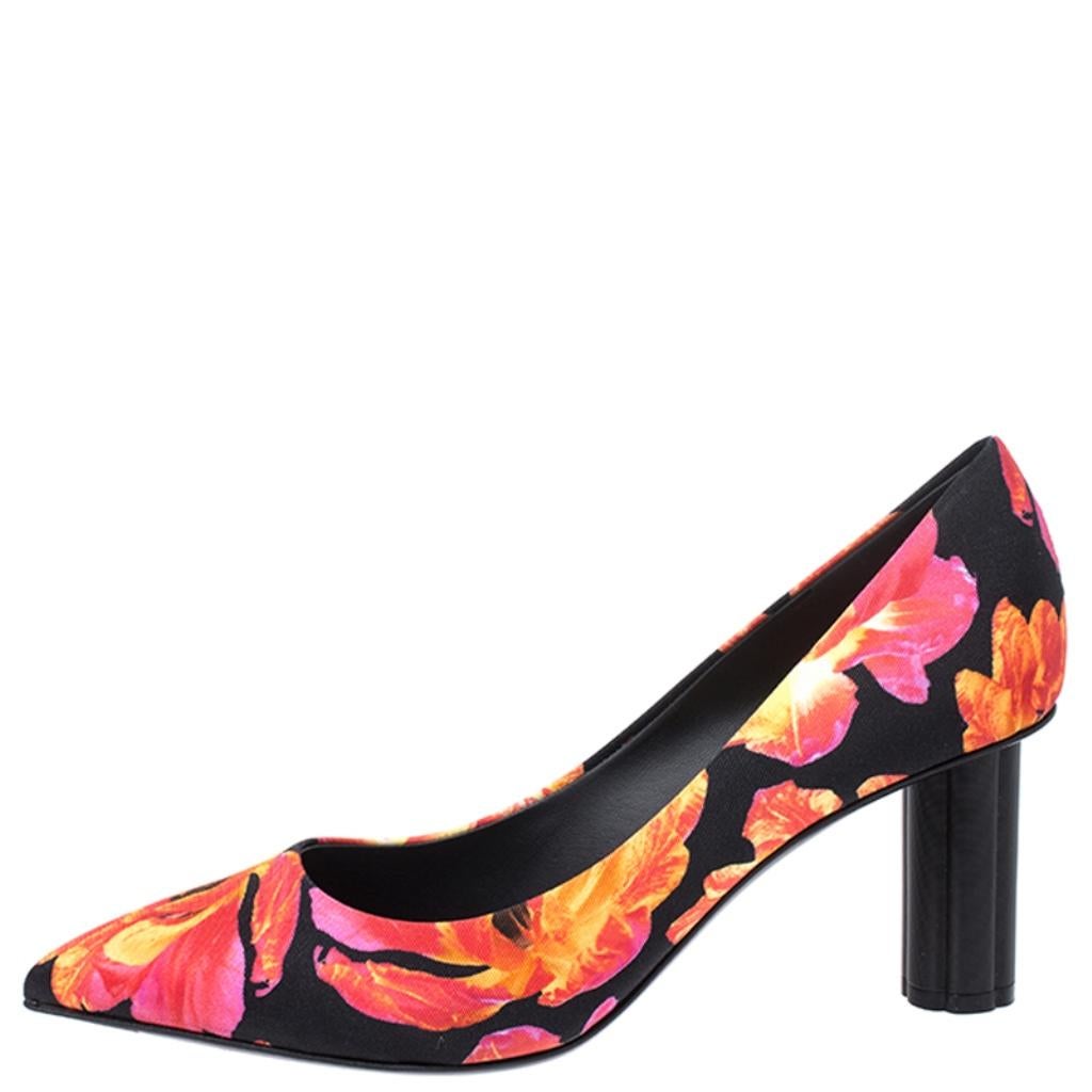 You can never go wrong with these pumps by Salvatore Ferragamo. These effortless pumps have been crafted from grosgrain fabric and have a multicolored floral print throughout. Designed to deliver style and class, they feature pointed toes and 7 cm