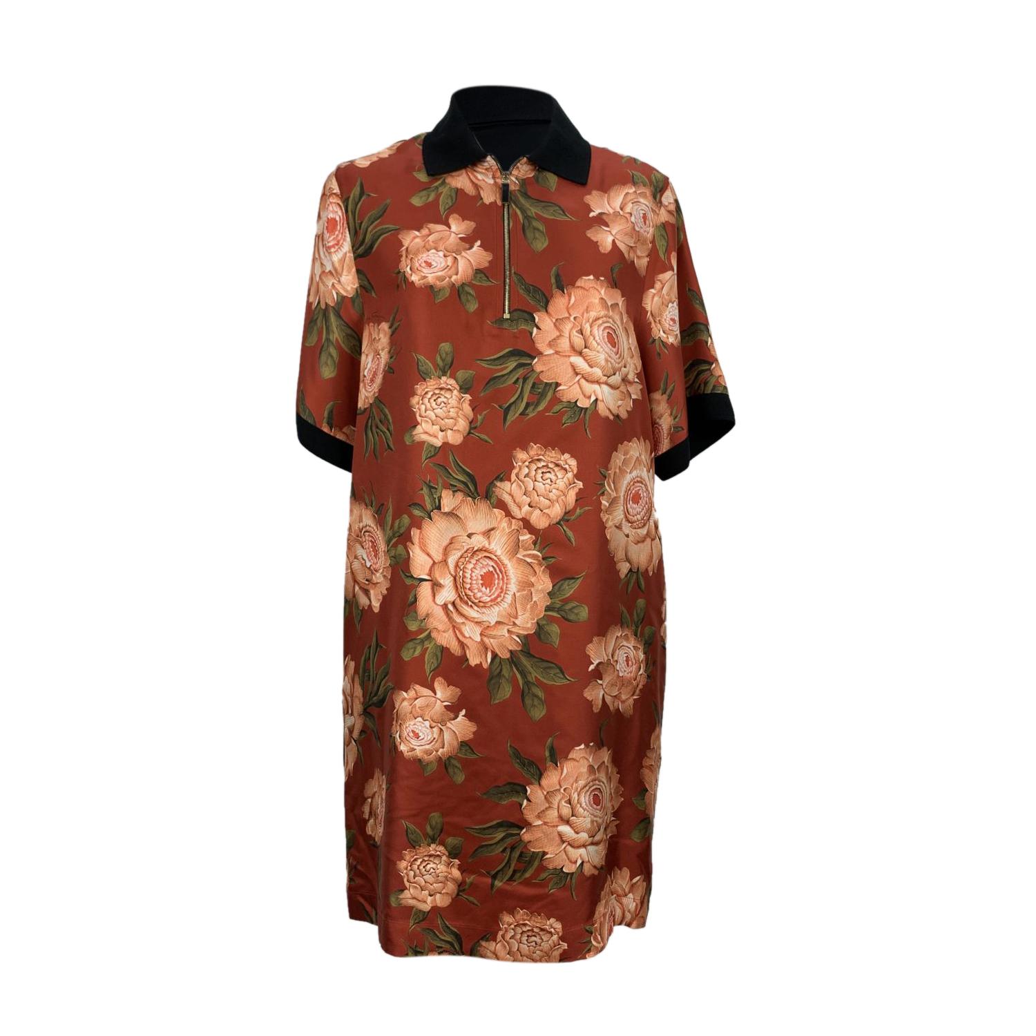 Salvatore Ferragamo silk twill and cotton t-shirt dress. It features a front silk panel with peonis pattern, collared neckline, front zip and short sleeve styling. Composition: 100% silk - 100% cotton. Size: 40 IT (The size shown for this item is