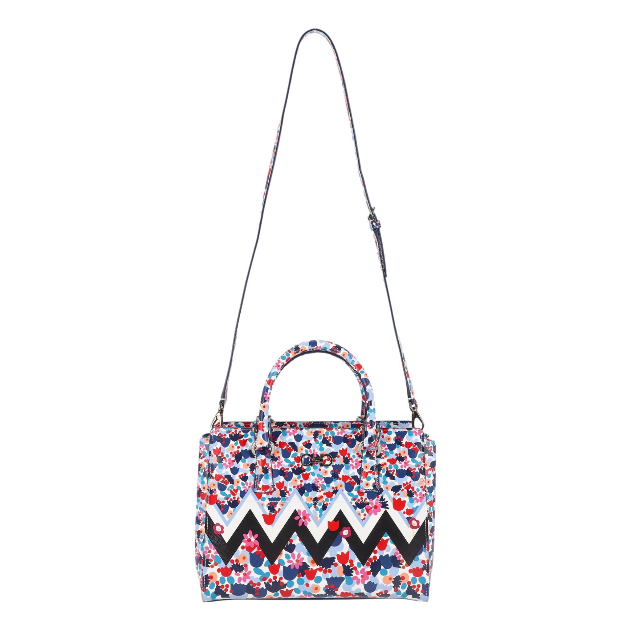 Sac en cuir Salvatore Ferragamo Floral Zigzag

Sac à main en cuir orné d'un petit motif floral multicolore et de bandes audacieuses en zigzag noir et blanc coupant le milieu.

Boucle dorée de marque sur le devant, double poignée supérieure et