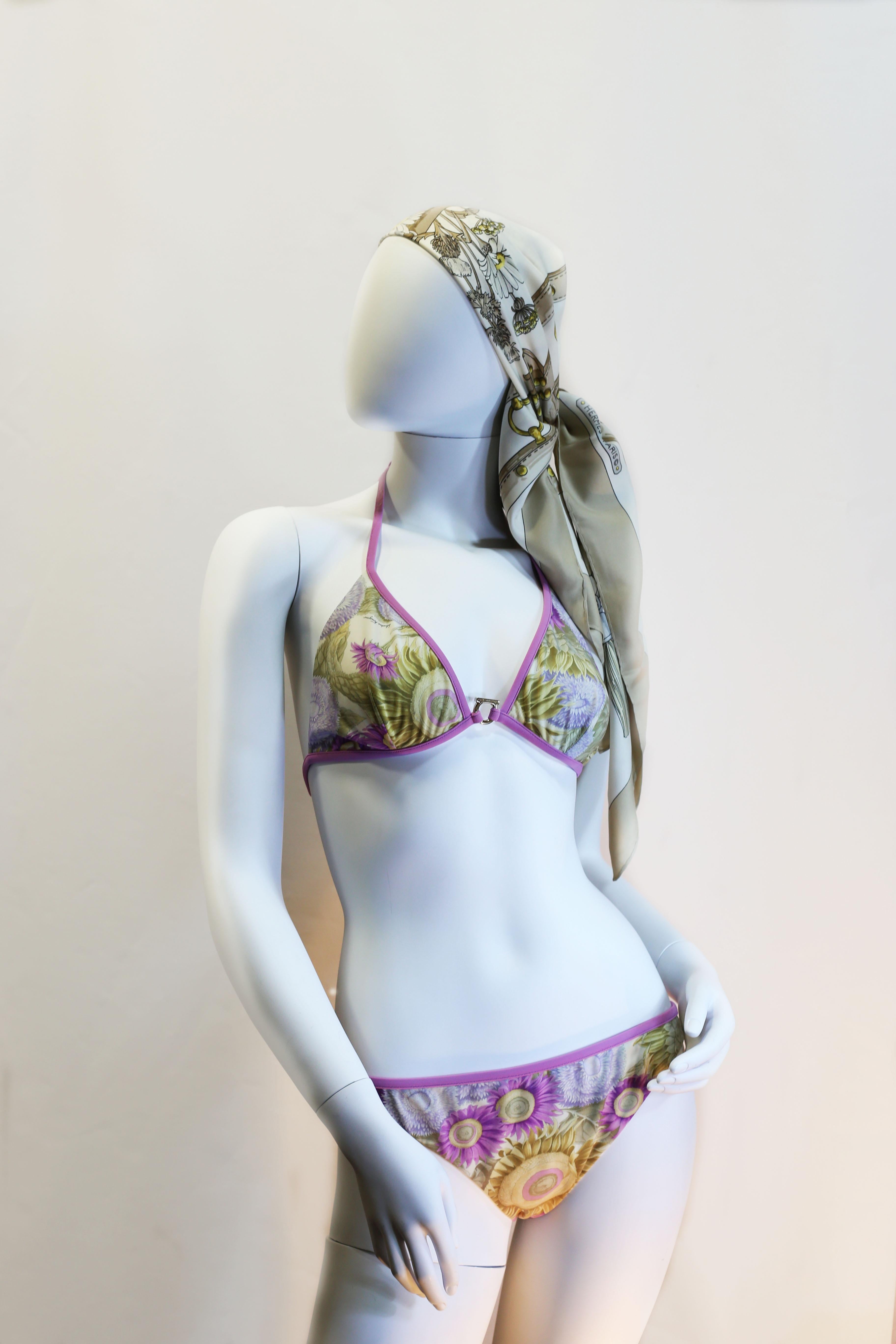 Gris Bikini à fleurs Salvatore Ferragamo en vente