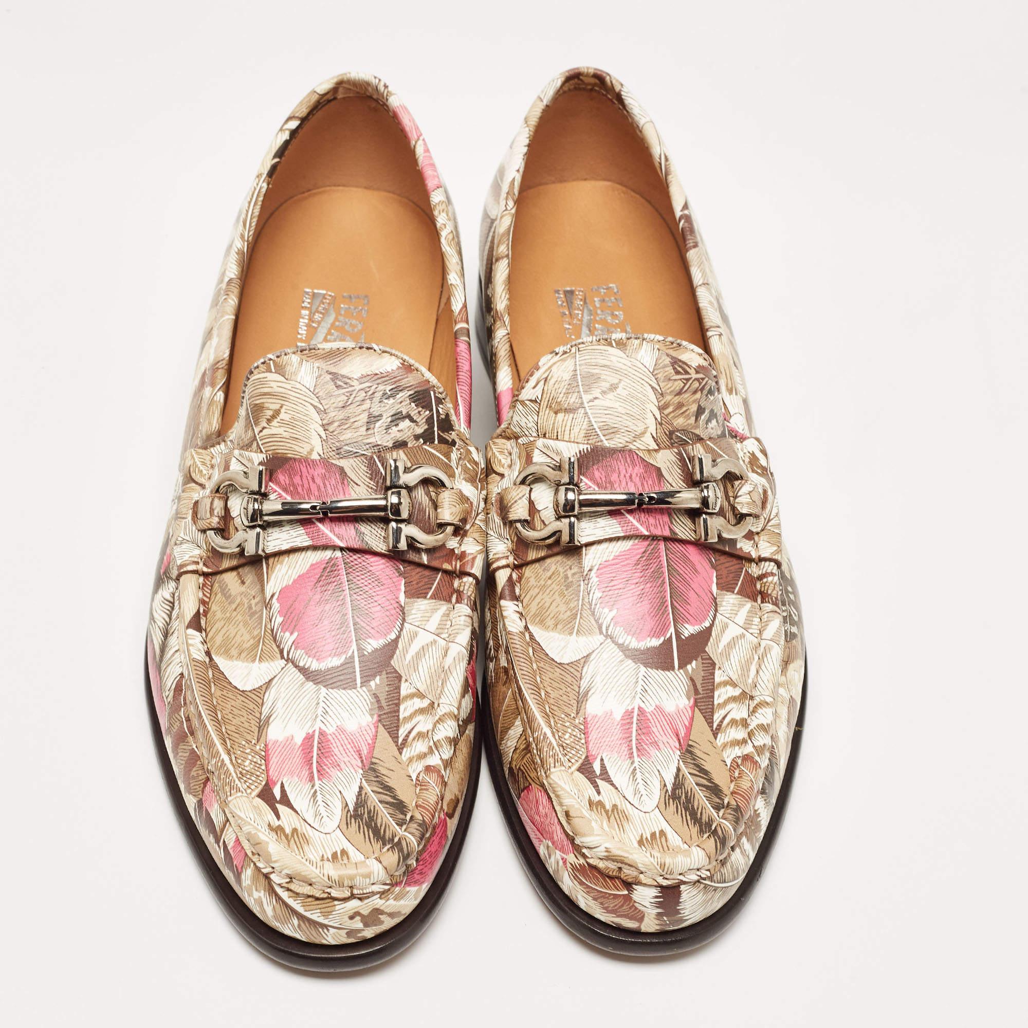 Praktisch, modisch und langlebig - diese Designer-Slipper sind sorgfältig hergestellt, um Ihren täglichen Stil zu begleiten. Sie werden aus den besten MATERIALEN hergestellt und sind ein wertvoller Kauf.

Enthält: Original Box, Info-Booklet