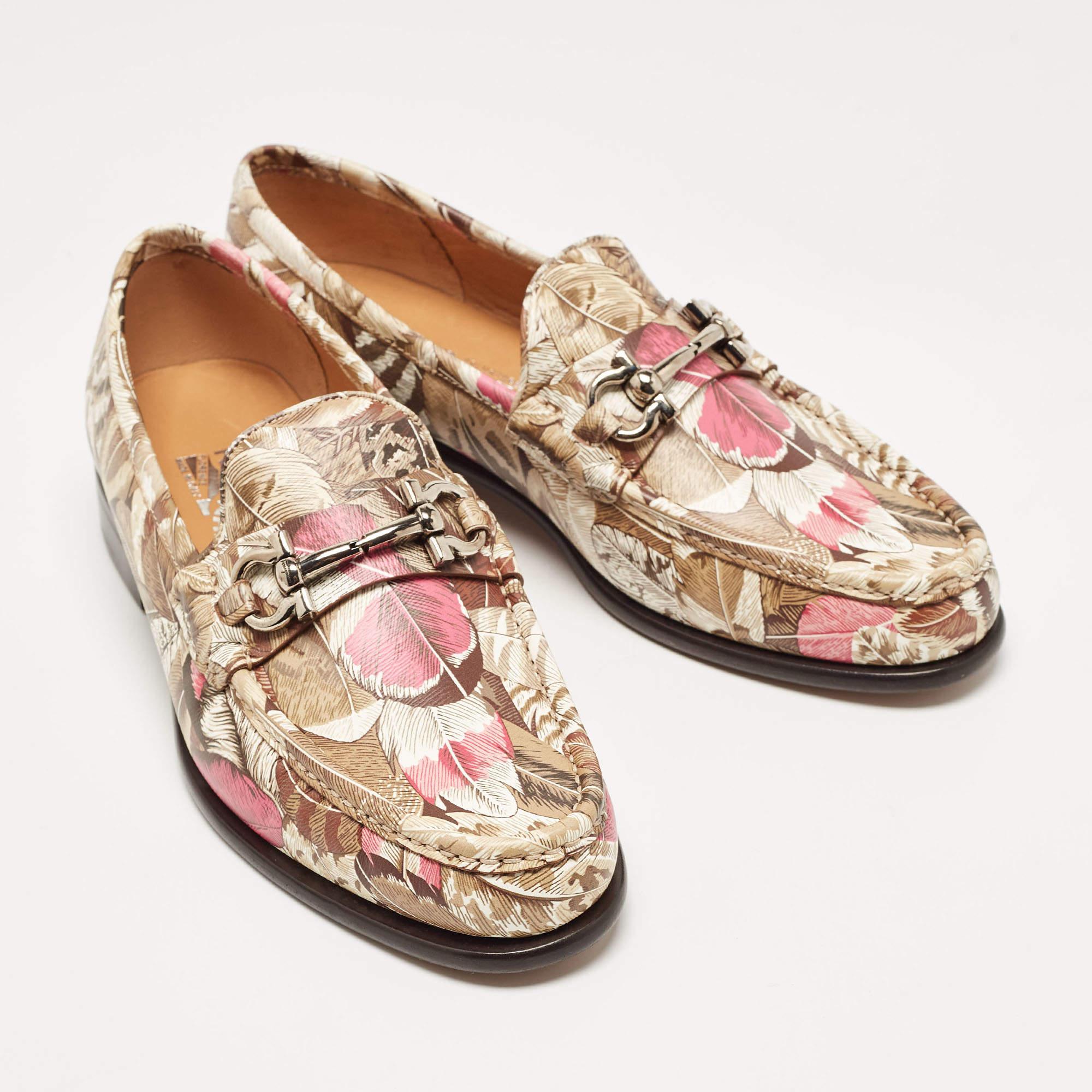 Salvatore Ferragamo Bedruckter Leder Bit Slip On Loafers mit Blumenmuster Größe 40,5 (Braun) im Angebot