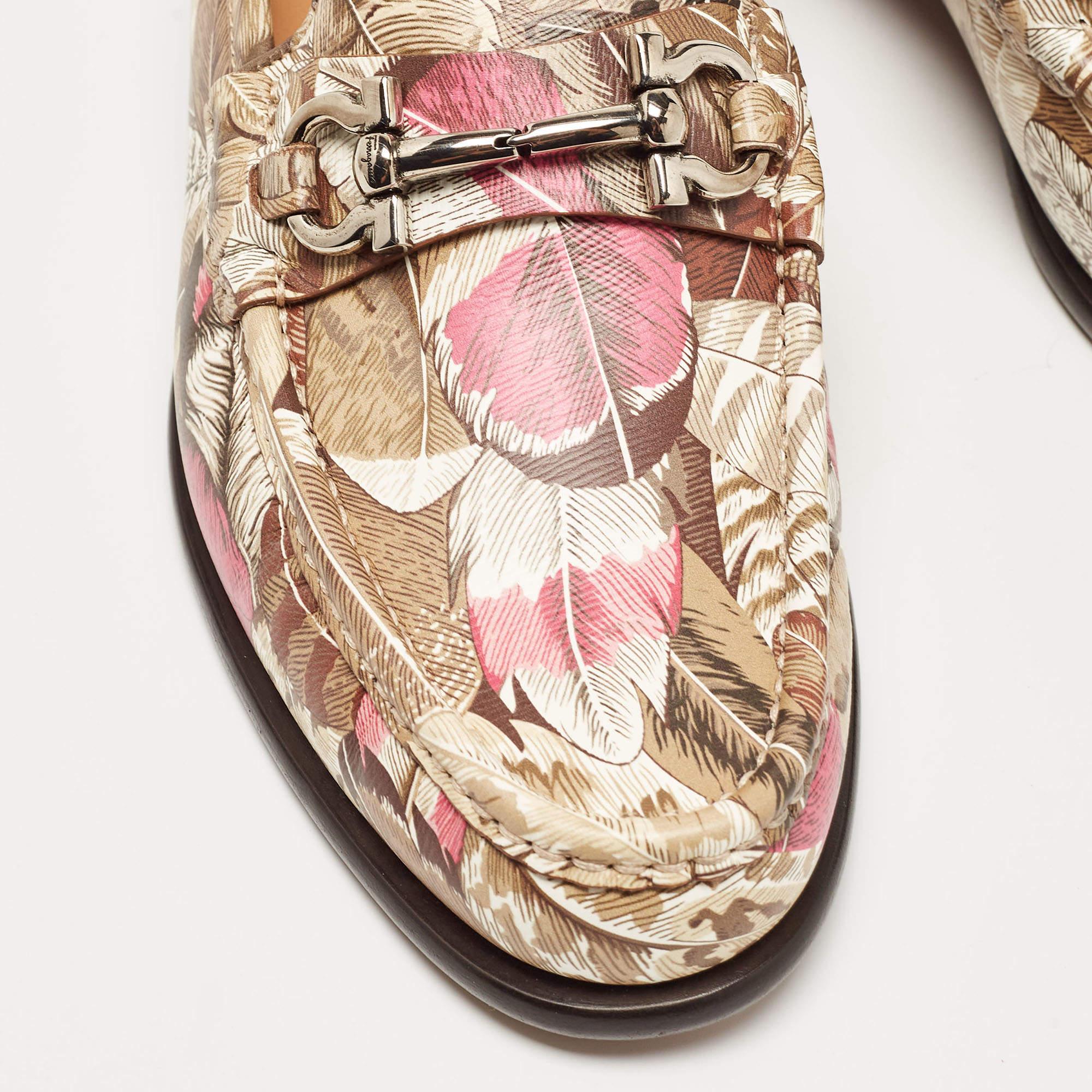 Salvatore Ferragamo Bedruckter Leder Bit Slip On Loafers mit Blumenmuster Größe 40,5 im Zustand „Hervorragend“ im Angebot in Dubai, Al Qouz 2