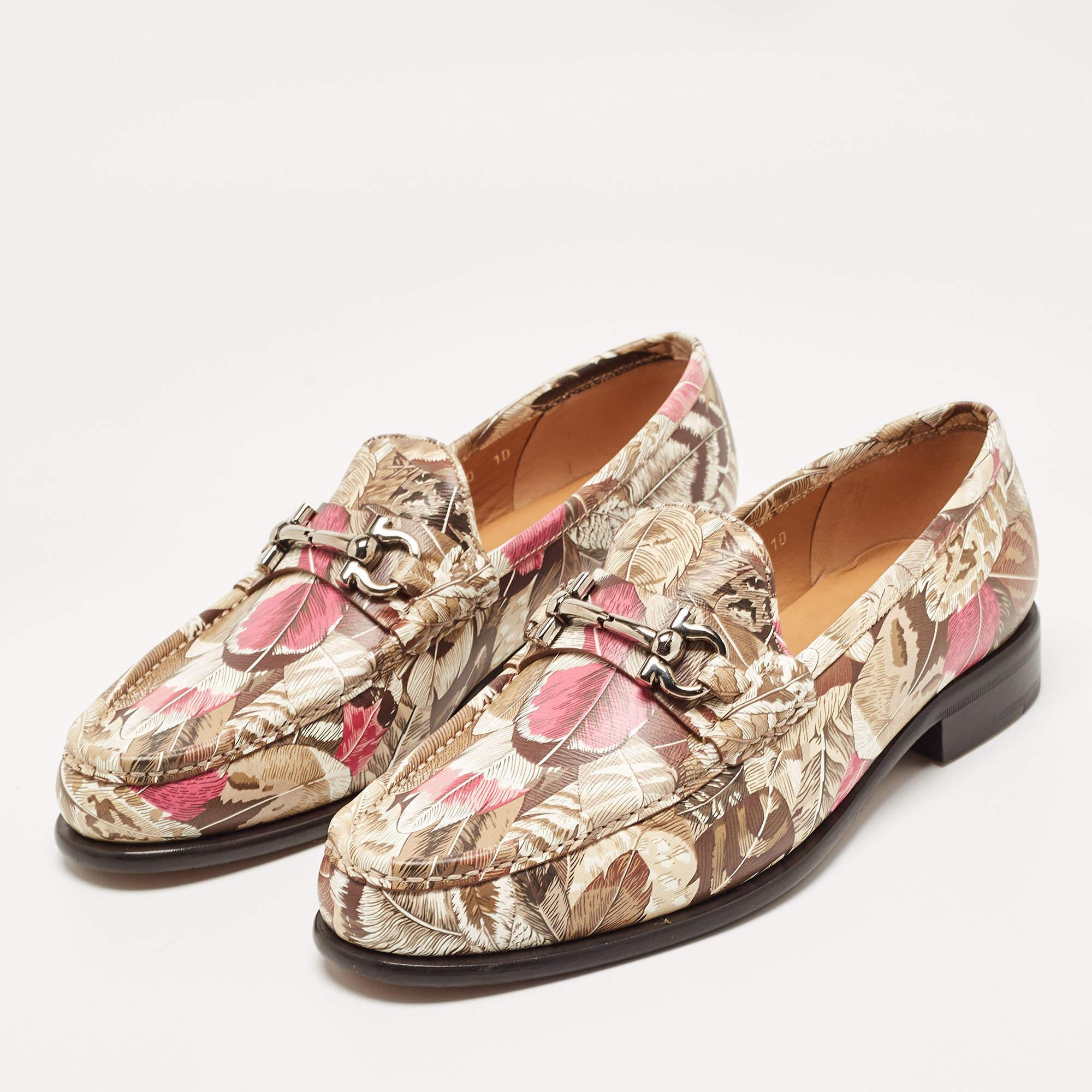 Salvatore Ferragamo Bedruckter Leder Bit Slip On Loafers mit Blumenmuster Größe 40,5 im Angebot 3
