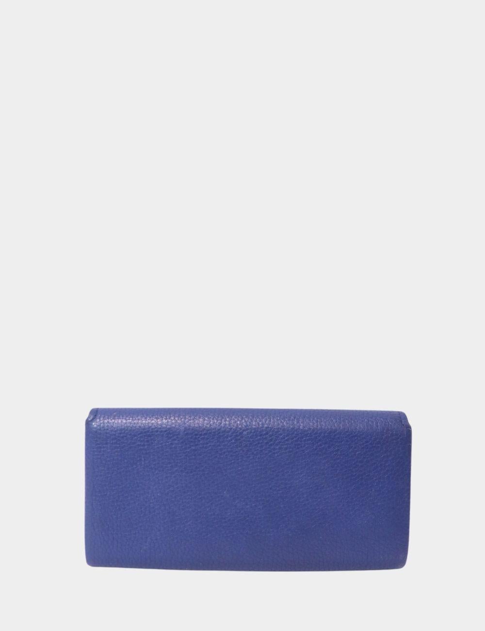 La sofisticación atemporal se une a la artesanía italiana en esta Cartera de Piel Azul Salvatore Ferragamo. Confeccionada en lujosa piel granulada en un elegante tono azul oscuro, la cartera está adornada con un distintivo cierre giratorio dorado
