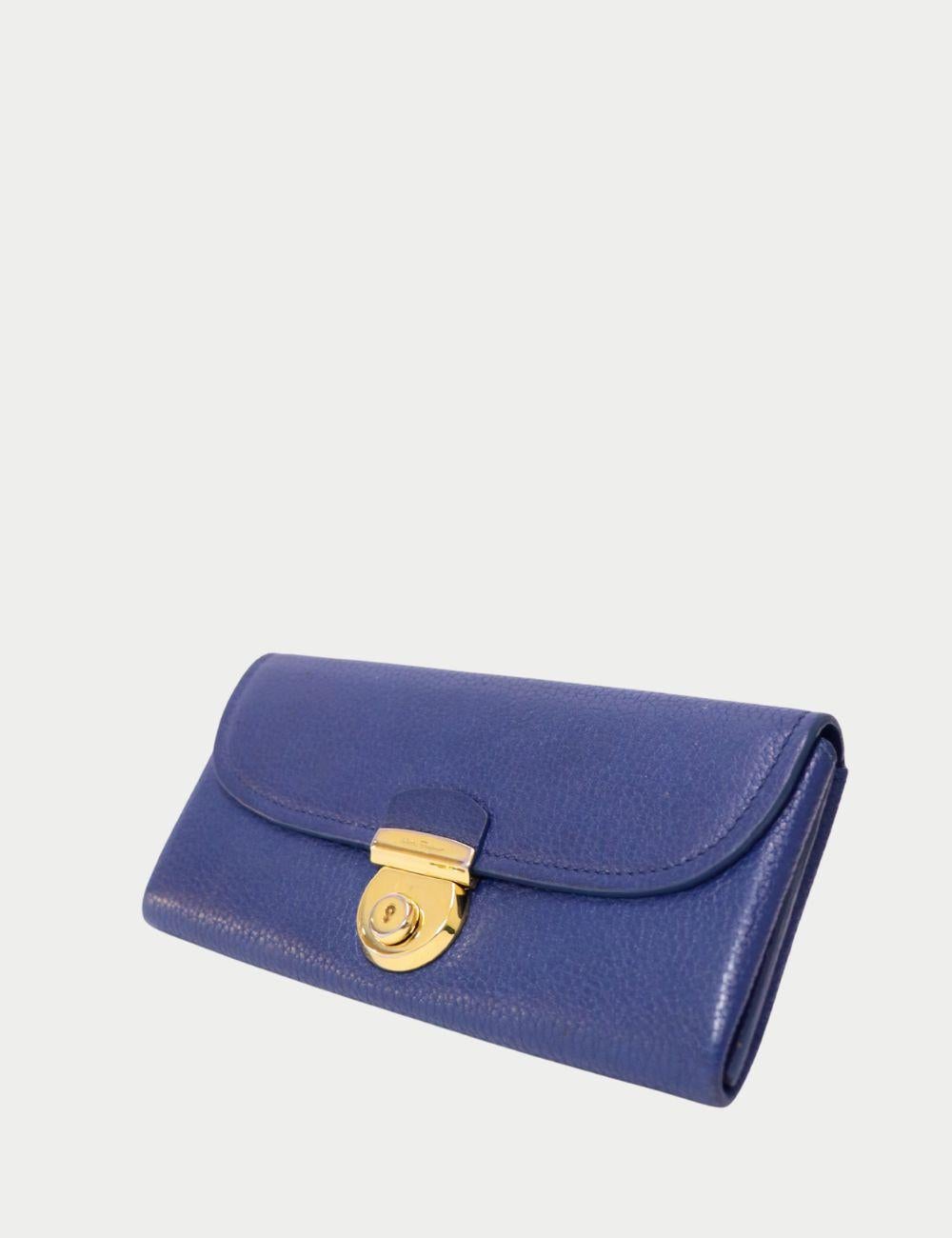 Portafoglio in pelle blu di Salvatore Ferragamo con serratura Gancini oro

Aggiungi una raffinatezza senza tempo ai tuoi oggetti essenziali quotidiani con questo portafoglio in pelle blu di Salvatore Ferragamo. Realizzato in pelle di vitello ricca e