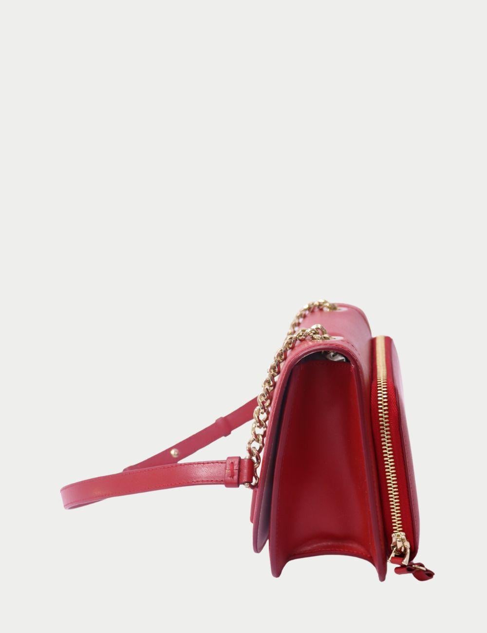 Salvatore Ferragamo Rote Vara Bow Umhängetasche mit goldener Hardware

Die Salvatore Ferragamo Vara Bow Umhängetasche aus rotem Glattleder ist ein auffälliges Stück, bei dem Klassik auf Schick trifft. Diese Umhängetasche mit der für die Marke