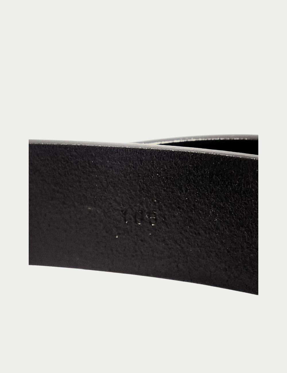 Salvatore Ferragamo Black Leather Belt – Gold & Gunmetal Gancini Buckle


Elevate your accessories collection with this Salvatore Ferragamo Black Leather Belt, showcasing the brand’s iconic Italian craftsmanship. Made from premium smooth leather in