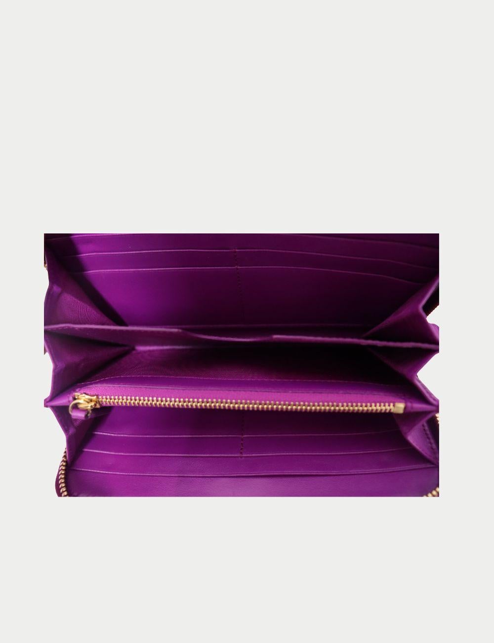 Portafoglio in pelle con borchie viola di Salvatore Ferragamo


Dai un tocco di audace eleganza alla tua collezione di accessori con questo portafoglio di Salvatore Ferragamo, realizzato in lussuosa pelle viola. Progettato con un motivo traforato