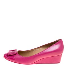 Salvatore Ferragamo Fuchsia Pink Leather Silda Vara Plaque Wedge Pumps Size 40.5