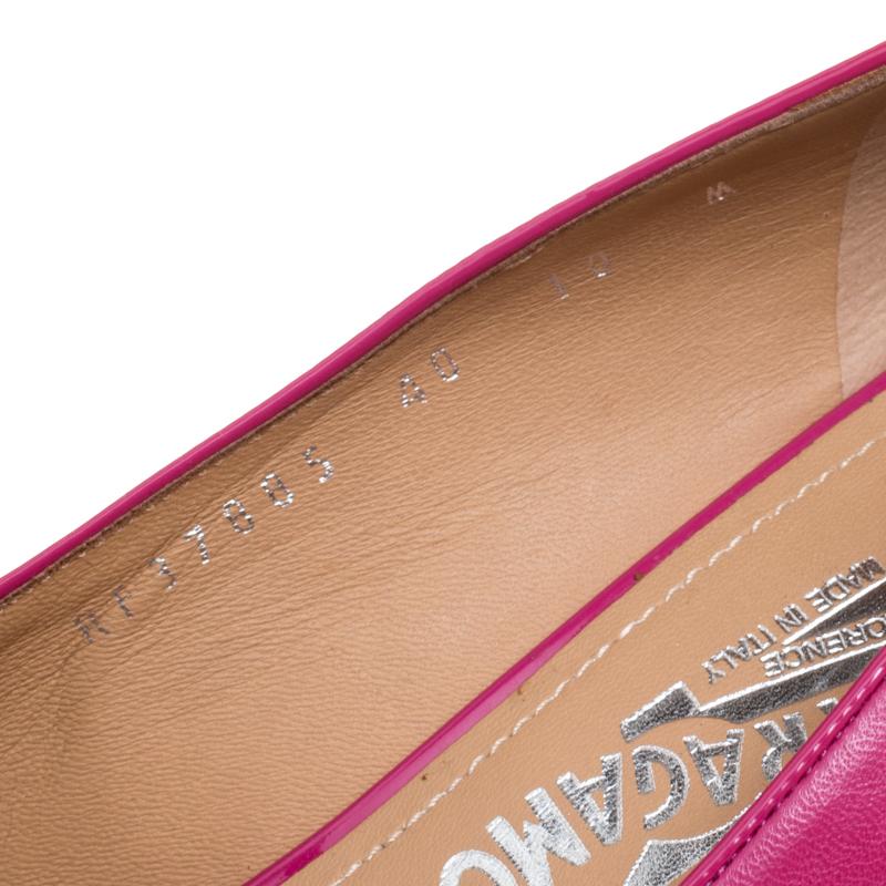 Salvatore Ferragamo Fuchsia Pink Leather Silda Vara Plaque Wedge Pumps Size 40.5 In New Condition In Dubai, Al Qouz 2