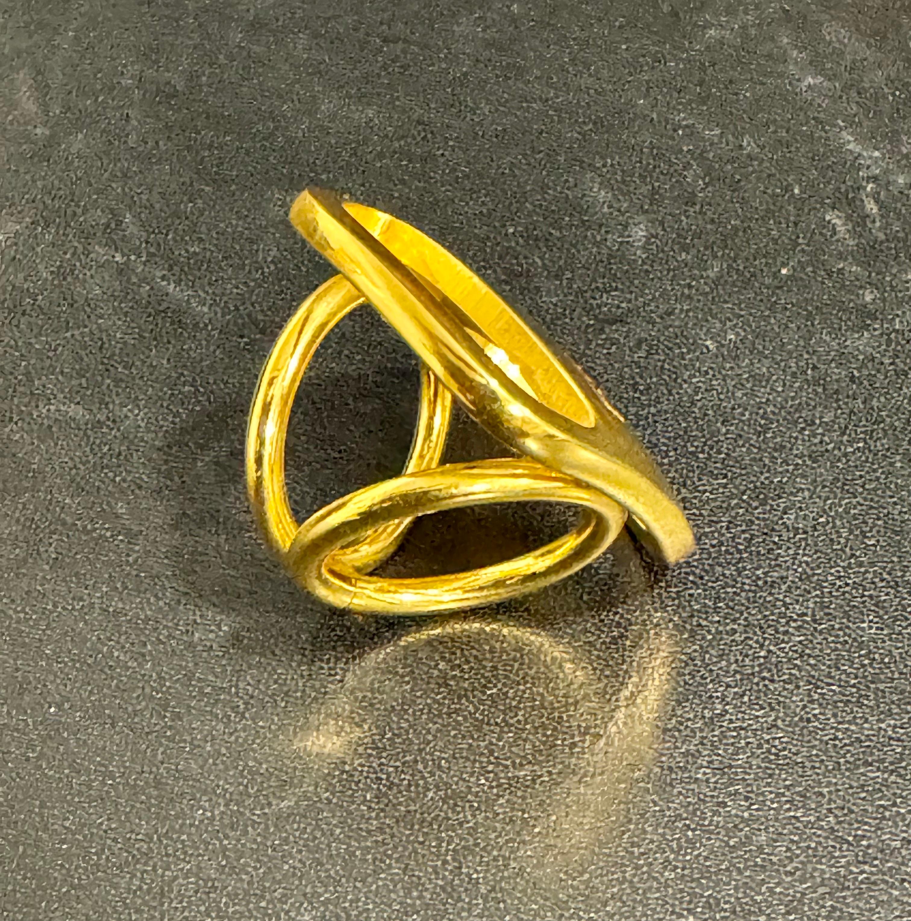 Women's Salvatore Ferragamo  Ganchini scarf ring /Ring gold Tone, Medium Size For Sale