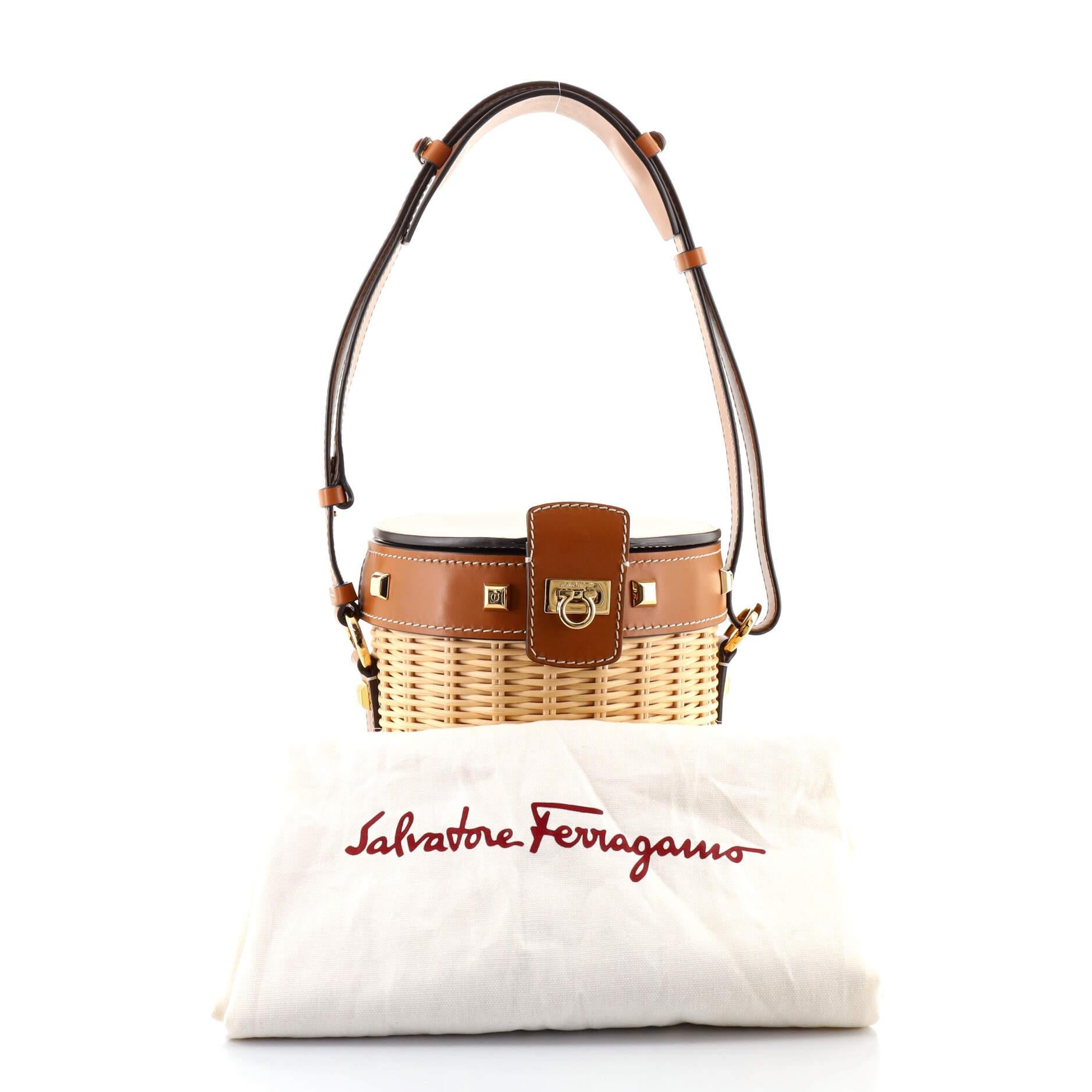 Zustand: Sehr gut. Odor in interior. Scuffs on base, flap, strap and leather trims, small stain on flap, creasing on strap, scratches on hardware.
Accessories: Pochette, Dust Bag
Measurements: Height 8.5