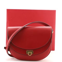 Salvatore Ferragamo Sac à bandoulière Gancini en cuir à rabat en forme de selle, petit modèle