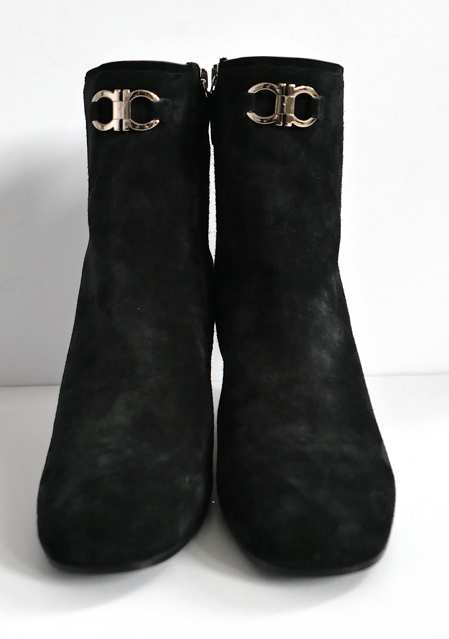 Superschicke Salvatore Ferragamo Gancini Ankle Boots. Gekauft für £750 und ungetragen. Aus feinem, schwarzem NAP-Wildleder mit charakteristischer, goldfarbener Gancini-Doppelverzierung auf der Vorderseite, Reißverschlüssen auf der Rückseite und