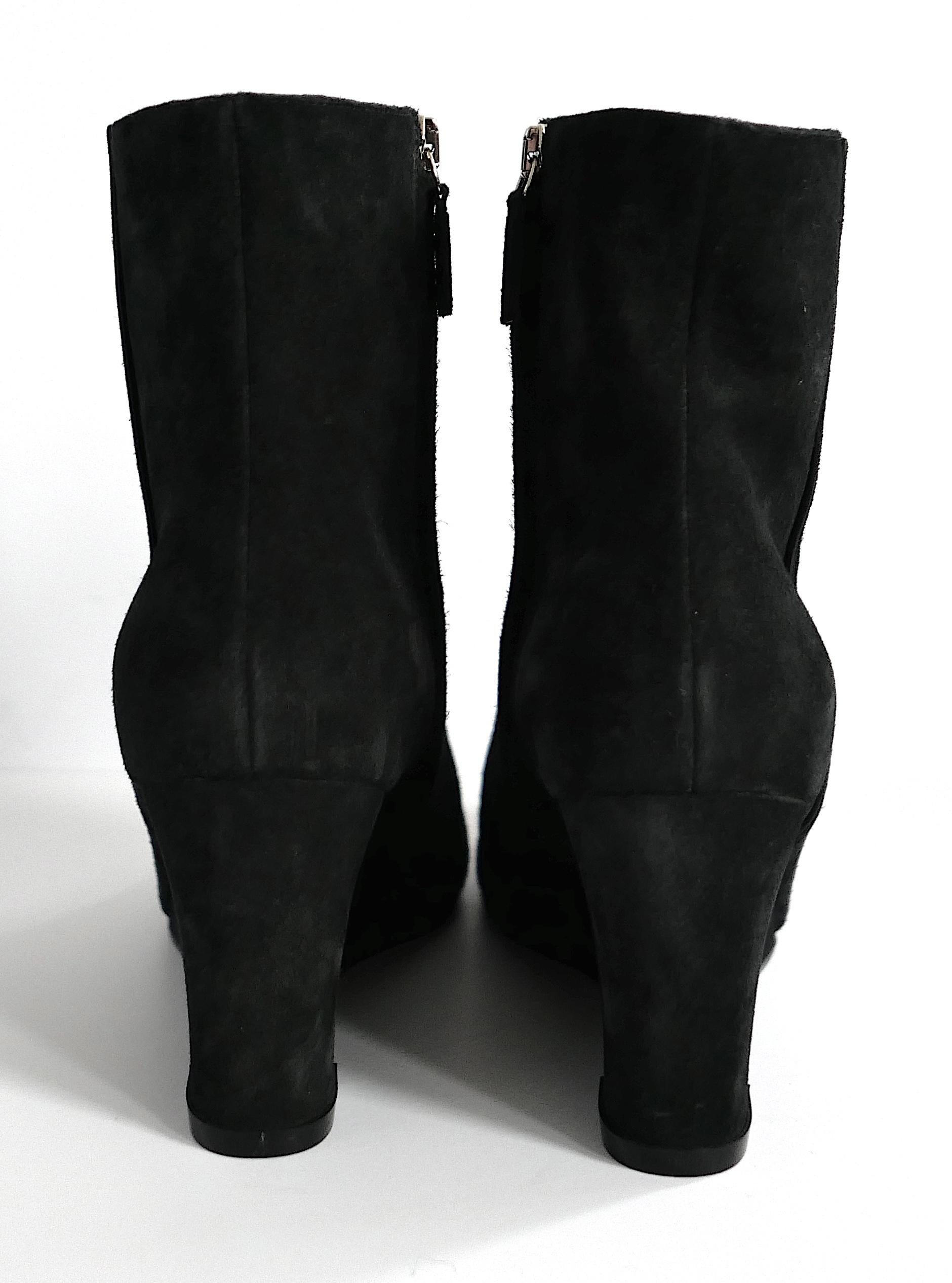 Salvatore Ferragamo Gancini-Stiefel mit Zierleiste (Schwarz) im Angebot