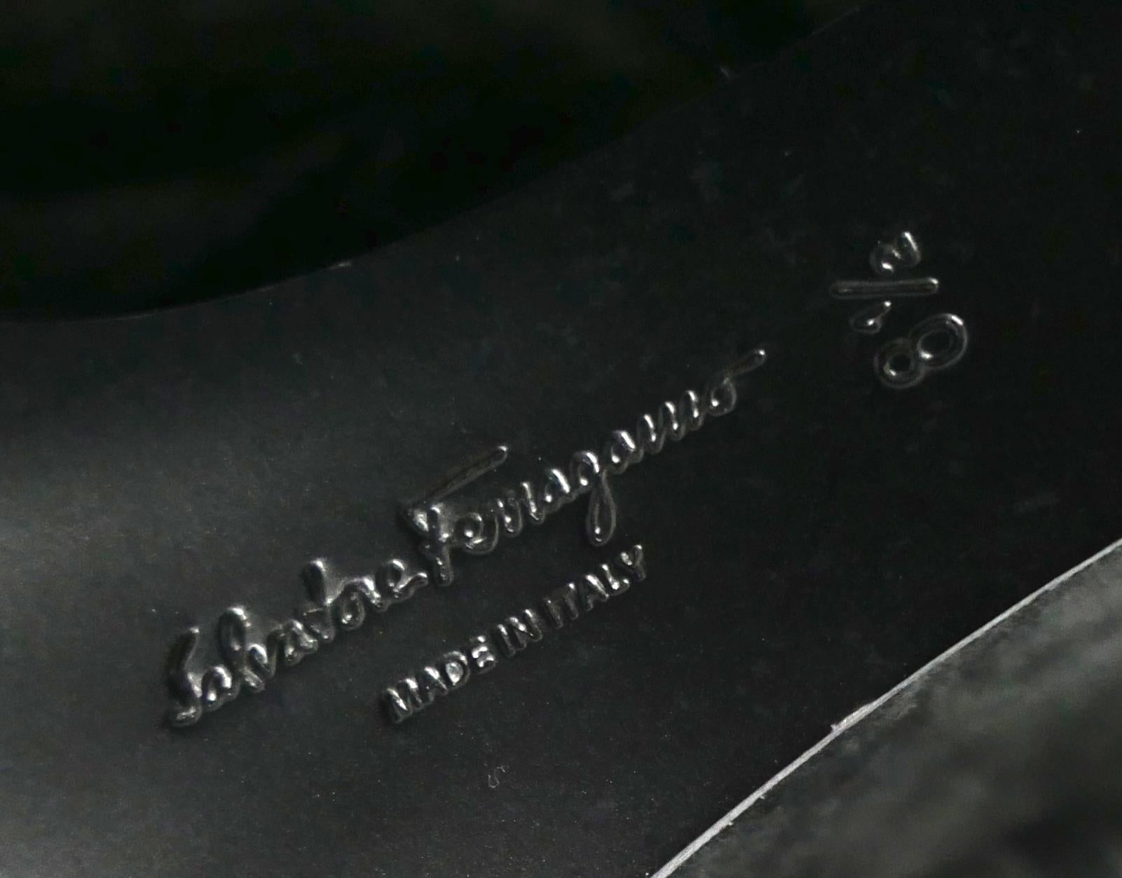 Salvatore Ferragamo Gancini-Stiefel mit Zierleiste im Angebot 1