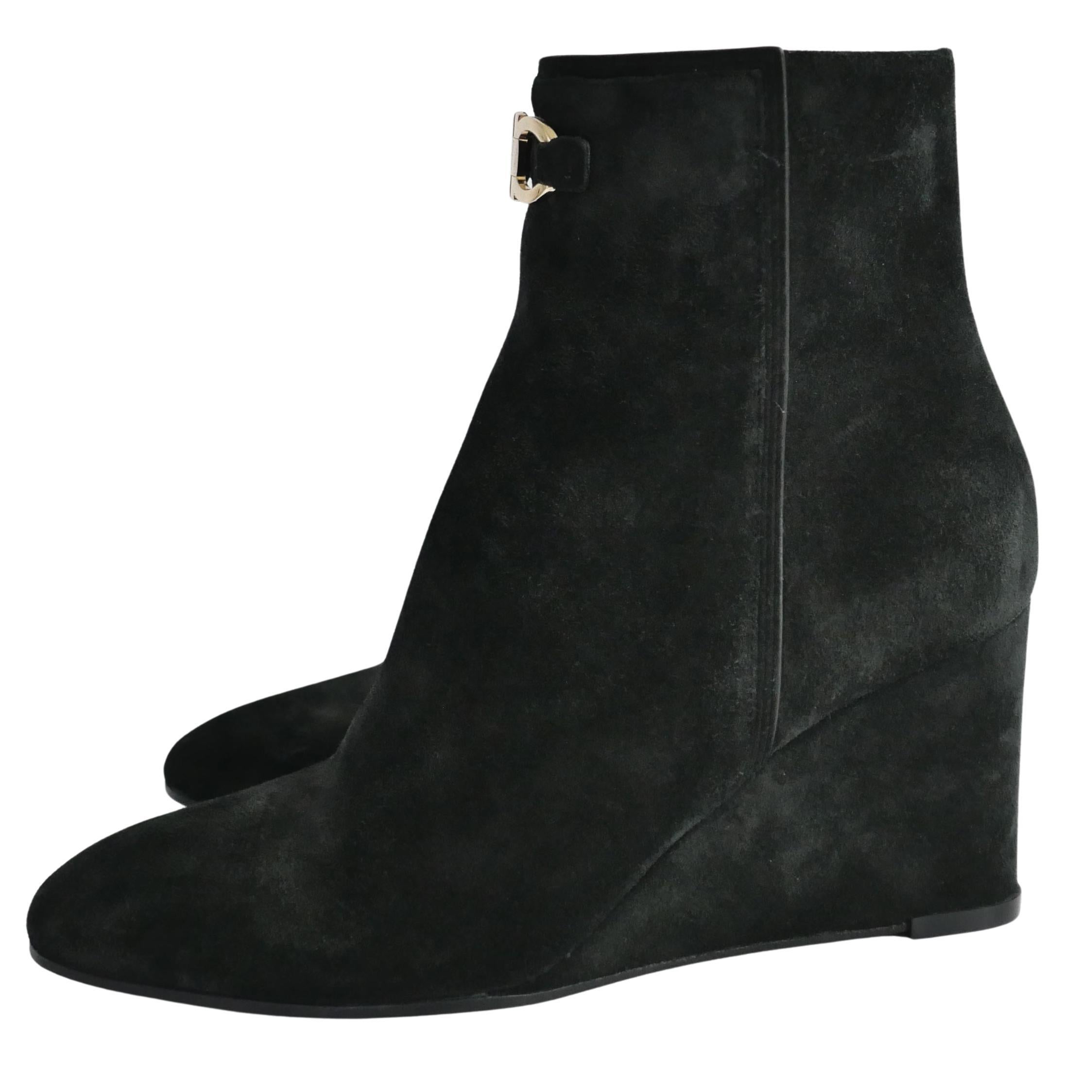 Salvatore Ferragamo Gancini-Stiefel mit Zierleiste im Angebot