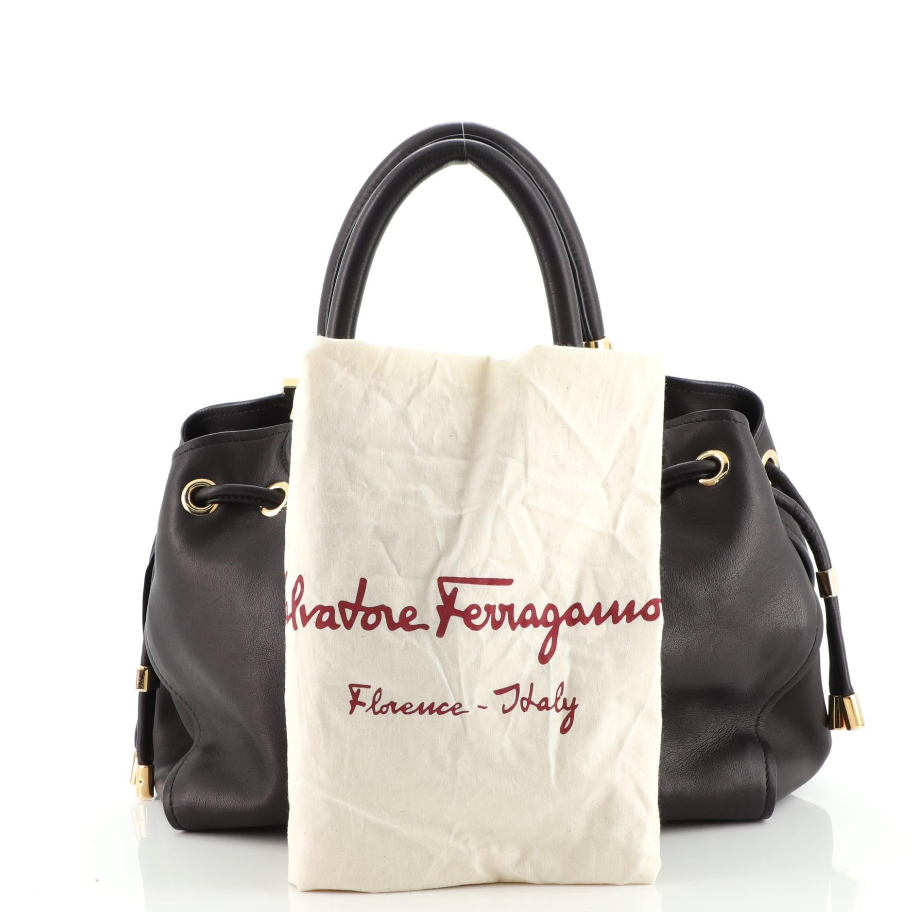 Condizioni: Molto buono. Usura sugli angoli della base, spaccatura sul bordo della cera dell'angolo della base, graffi sull'esterno. Crepe sui bordi della cera dell'apertura laterale, graffi sulla ferramenta.
Accessori: Borsa per la polvere
Misure: