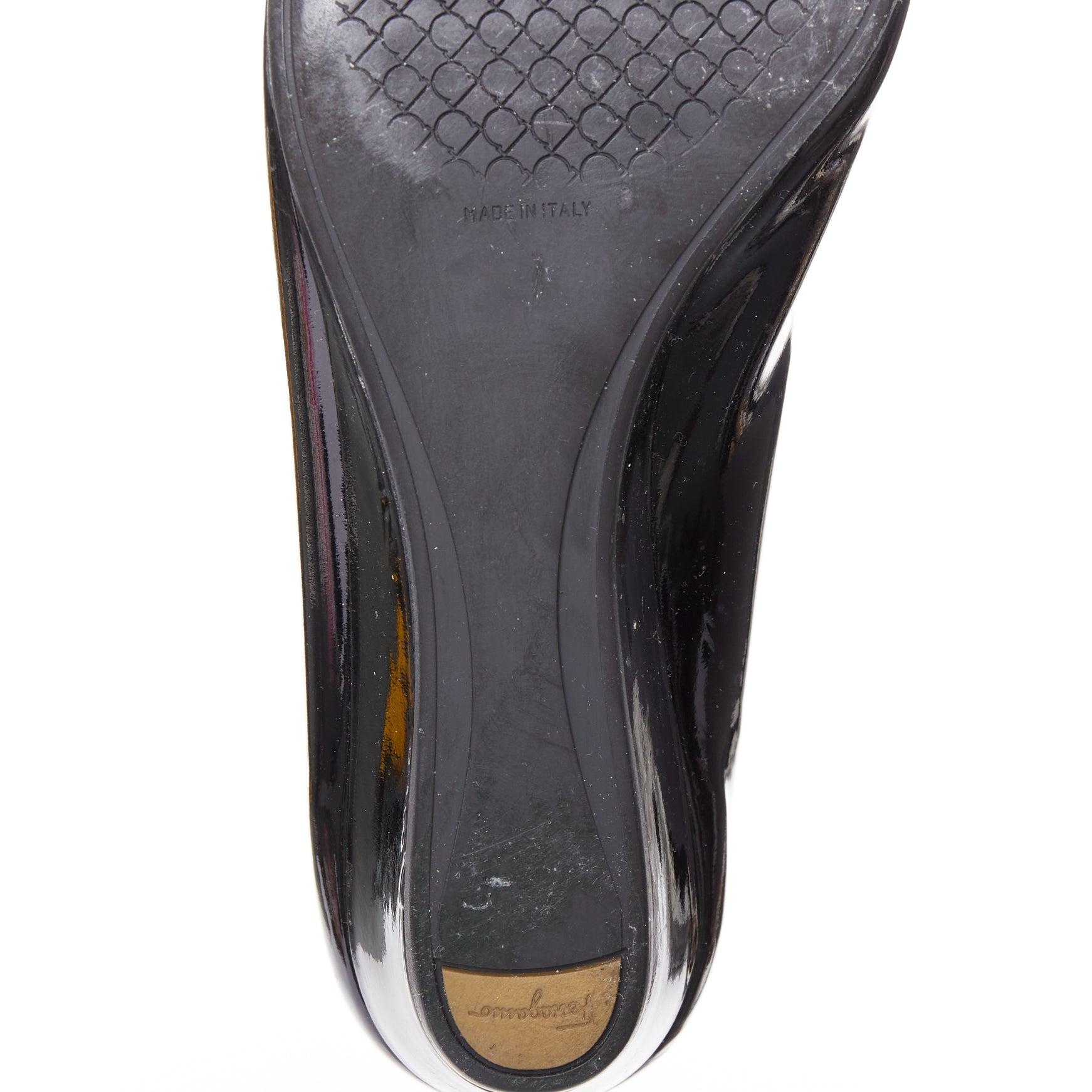 Chaussures compensées en cuir verni noir SALVATORE FERRAGAMO à grosse boucle dorée 6,5 en vente 5