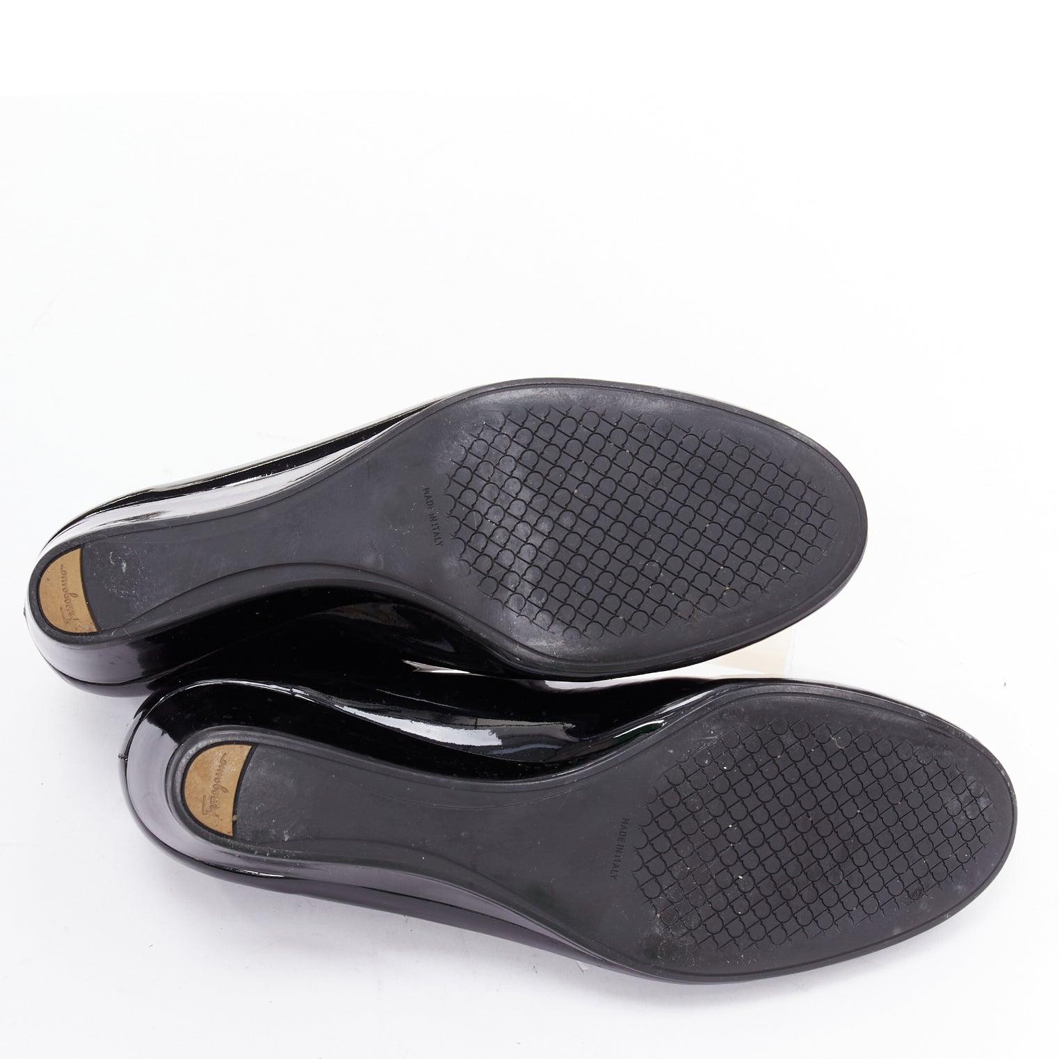 Chaussures compensées en cuir verni noir SALVATORE FERRAGAMO à grosse boucle dorée 6,5 en vente 6