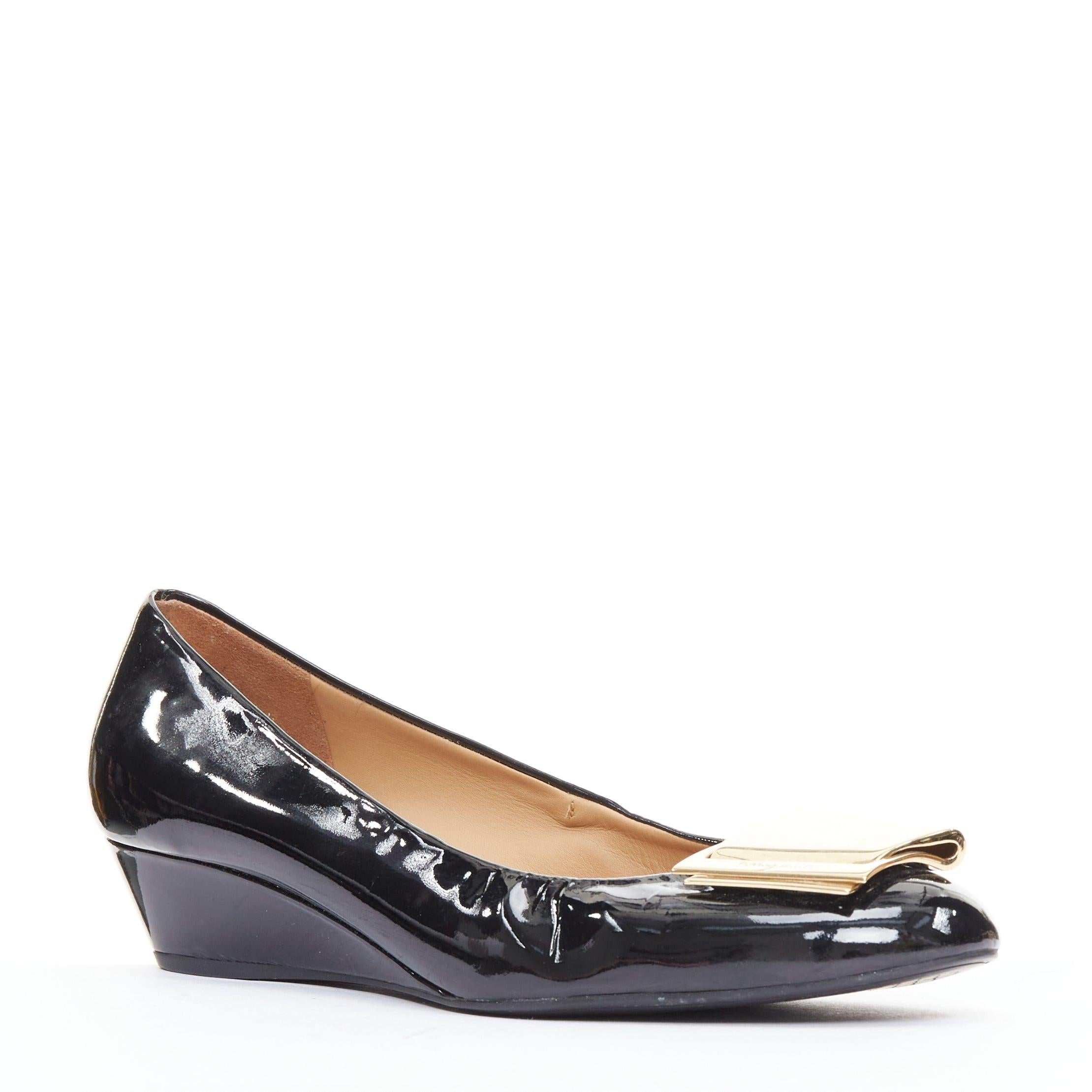 Chaussures compensées en cuir verni noir SALVATORE FERRAGAMO à grosse boucle dorée 6,5
Référence : CNPG/A00126
Marque : Salvatore Ferragamo
MATERIAL : Cuir verni, métal
Couleur : noir, or
Motif : Solide
Fermeture : Slip On
Doublure : Cuir