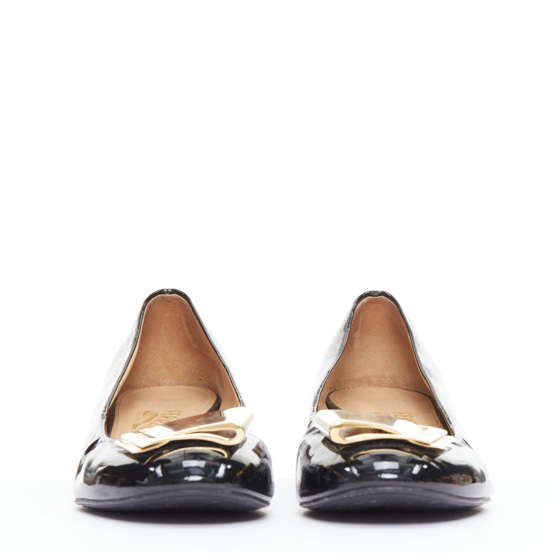 Noir Chaussures compensées en cuir verni noir SALVATORE FERRAGAMO à grosse boucle dorée 6,5 en vente