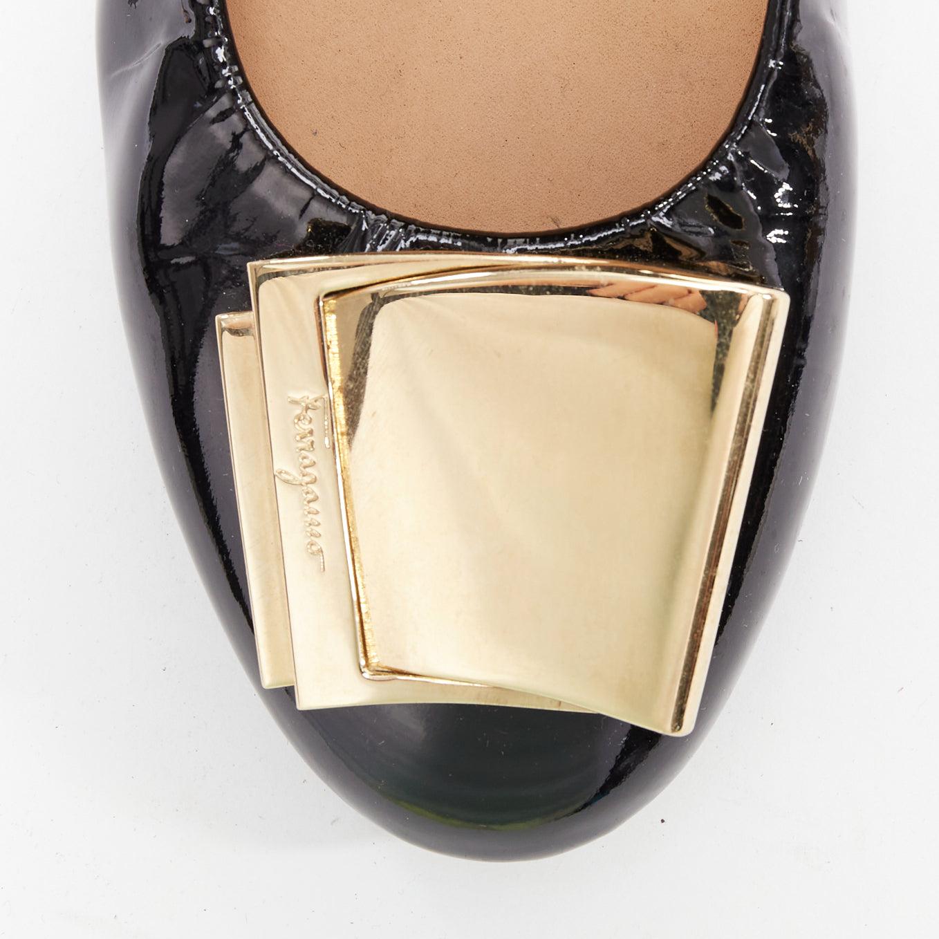 Chaussures compensées en cuir verni noir SALVATORE FERRAGAMO à grosse boucle dorée 6,5 en vente 1