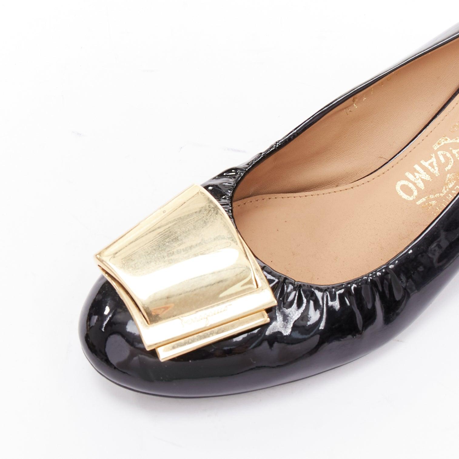 Chaussures compensées en cuir verni noir SALVATORE FERRAGAMO à grosse boucle dorée 6,5 en vente 2