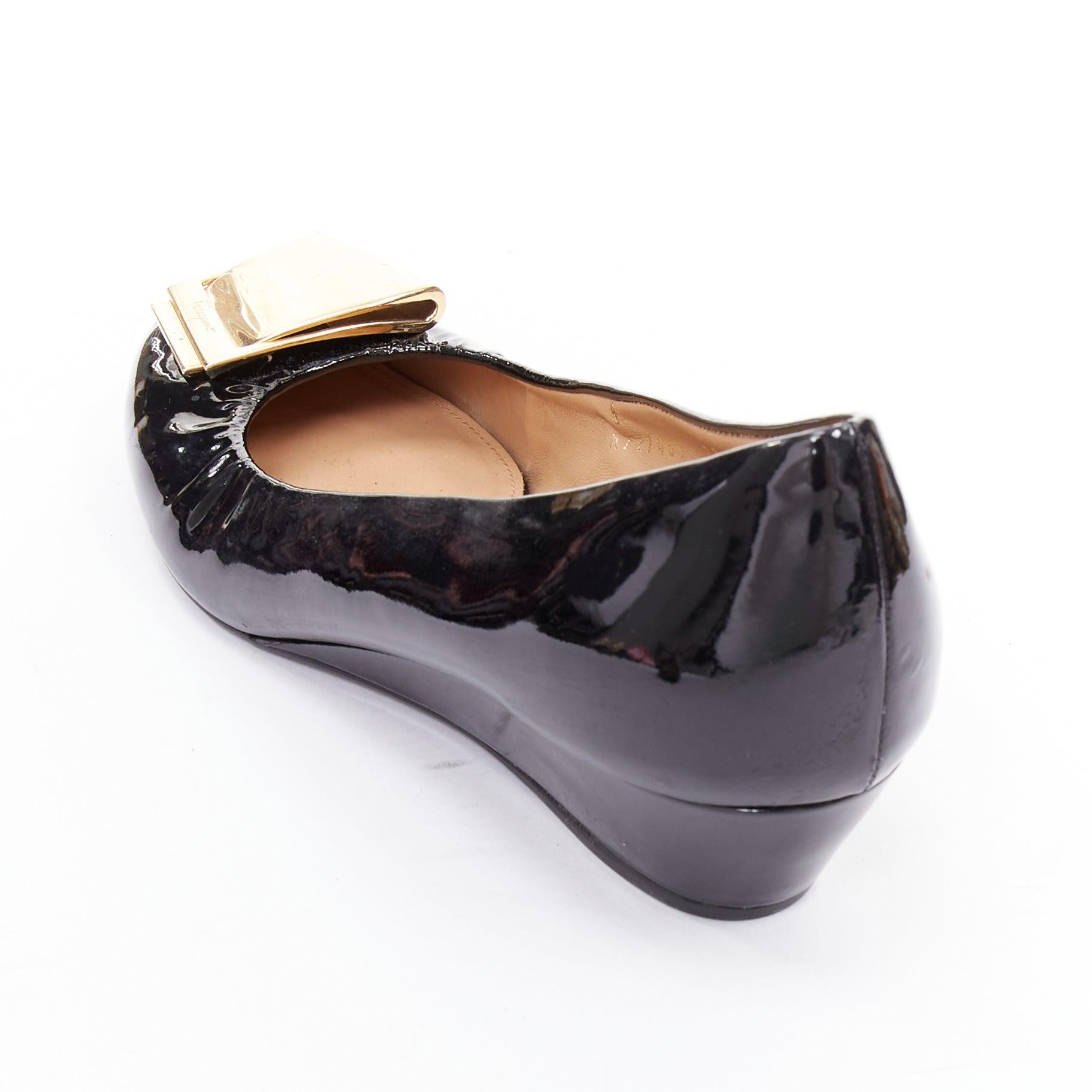 Chaussures compensées en cuir verni noir SALVATORE FERRAGAMO à grosse boucle dorée 6,5 en vente 3