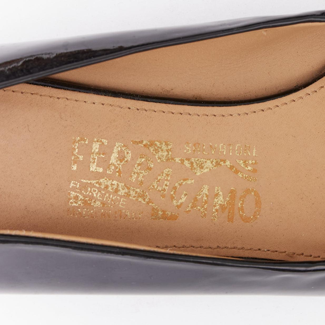 Chaussures compensées en cuir verni noir SALVATORE FERRAGAMO à grosse boucle dorée 6,5 en vente 4
