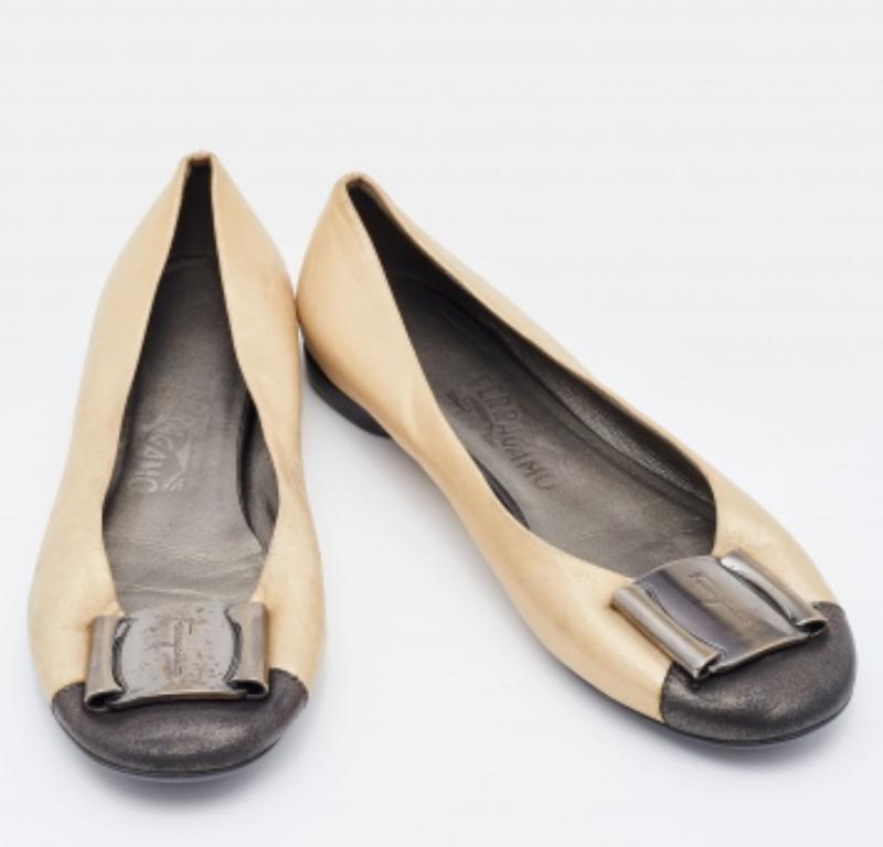 Salvatore Ferragamo Gold/Schwarze Ballettschuhe aus Leder mit Metallbesatz aus der Cap Toe Größe 36 (Beige) im Angebot