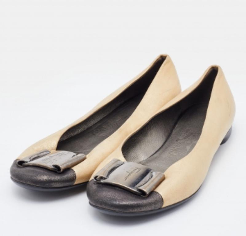 Salvatore Ferragamo Gold/Schwarze Ballettschuhe aus Leder mit Metallbesatz aus der Cap Toe Größe 36 im Zustand „Gut“ im Angebot in Dubai, Al Qouz 2