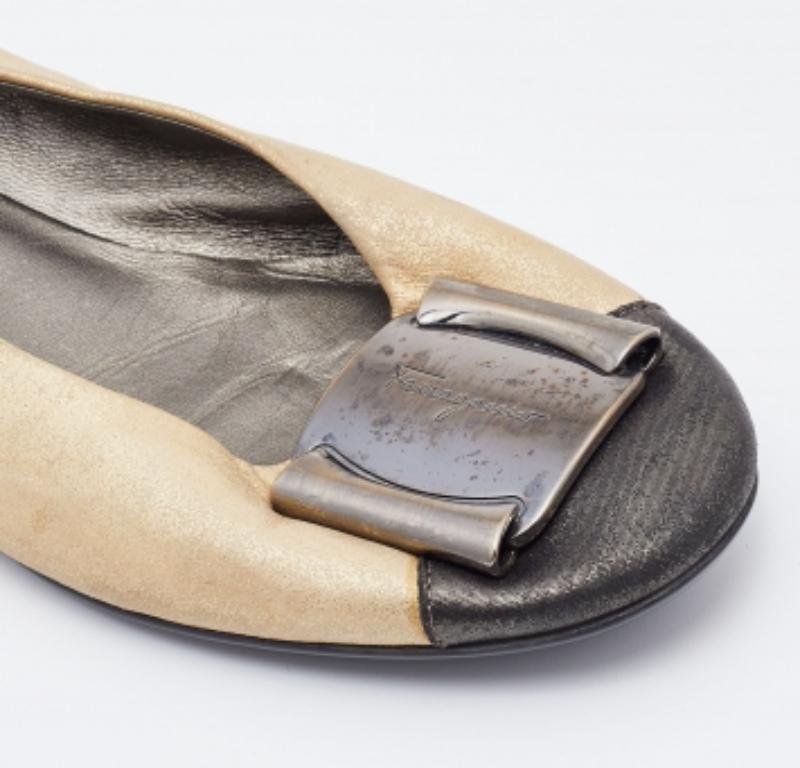Salvatore Ferragamo Gold/Schwarze Ballettschuhe aus Leder mit Metallbesatz aus der Cap Toe Größe 36 im Angebot 1