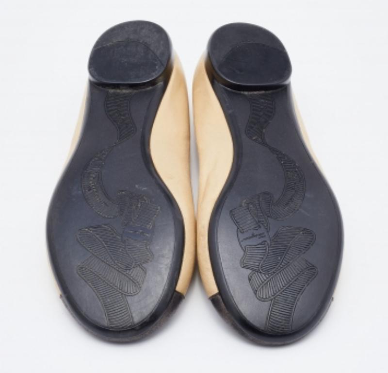 Salvatore Ferragamo Gold/Schwarze Ballettschuhe aus Leder mit Metallbesatz aus der Cap Toe Größe 36 im Angebot 2