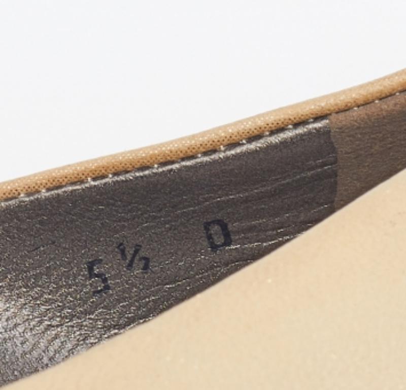 Salvatore Ferragamo Gold/Schwarze Ballettschuhe aus Leder mit Metallbesatz aus der Cap Toe Größe 36 im Angebot 3