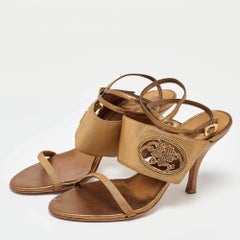 Salvatore Ferragamo Gold Canvas und Leder Sandalen mit Knöchelriemen Größe 38
